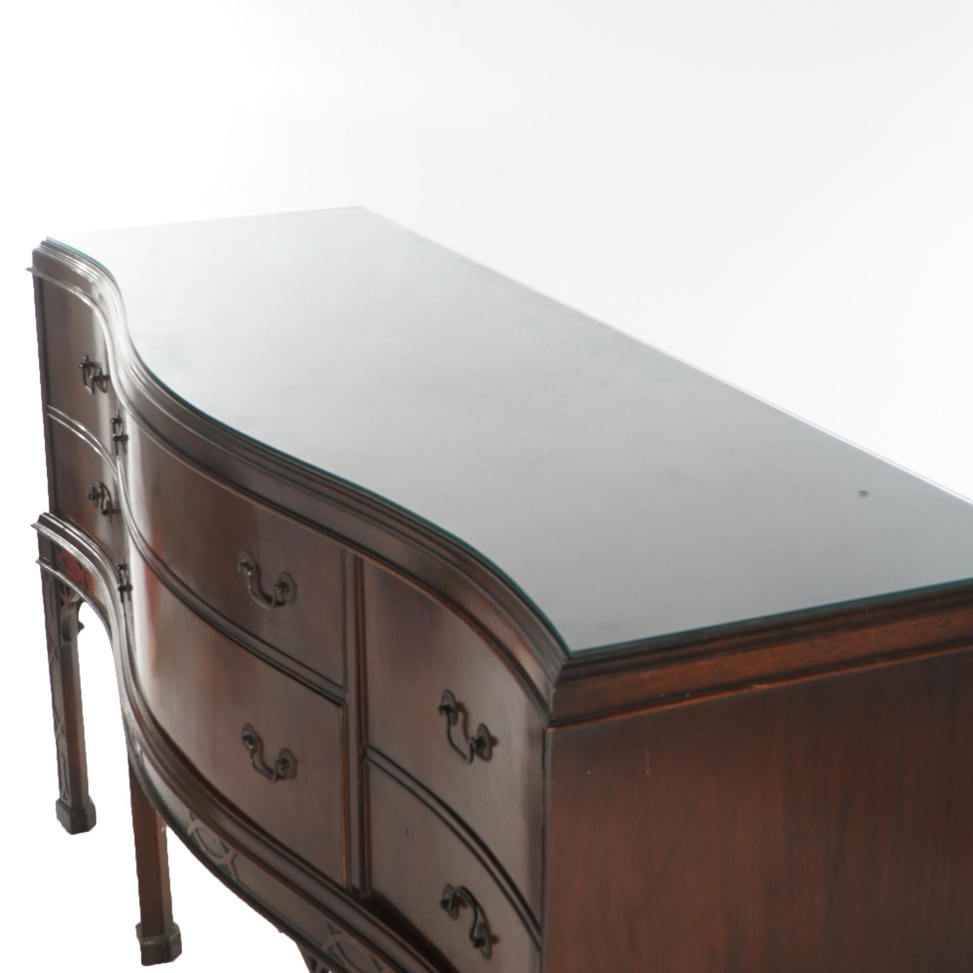 Antica credenza cinese Chippendale in mogano con mensole reticolate C1930 In condizioni buone in vendita a Big Flats, NY
