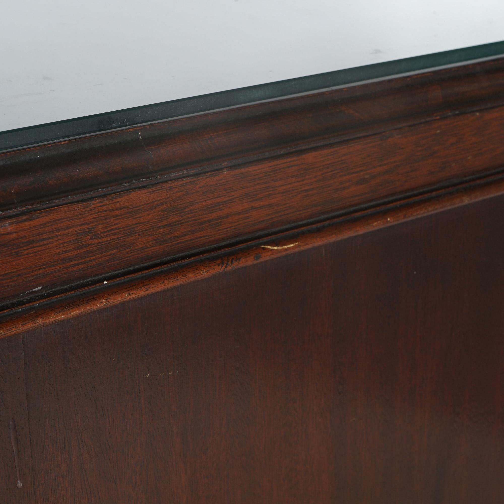 XX secolo Antica credenza cinese Chippendale in mogano con mensole reticolate C1930 in vendita