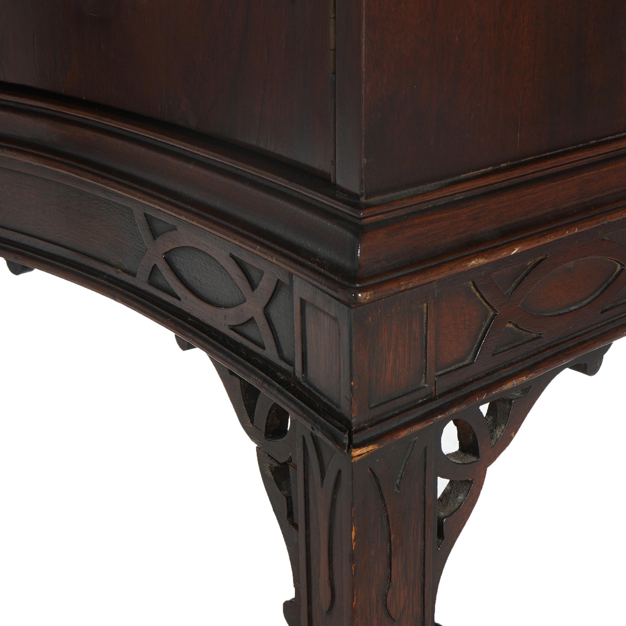 Mogano Antica credenza cinese Chippendale in mogano con mensole reticolate C1930 in vendita