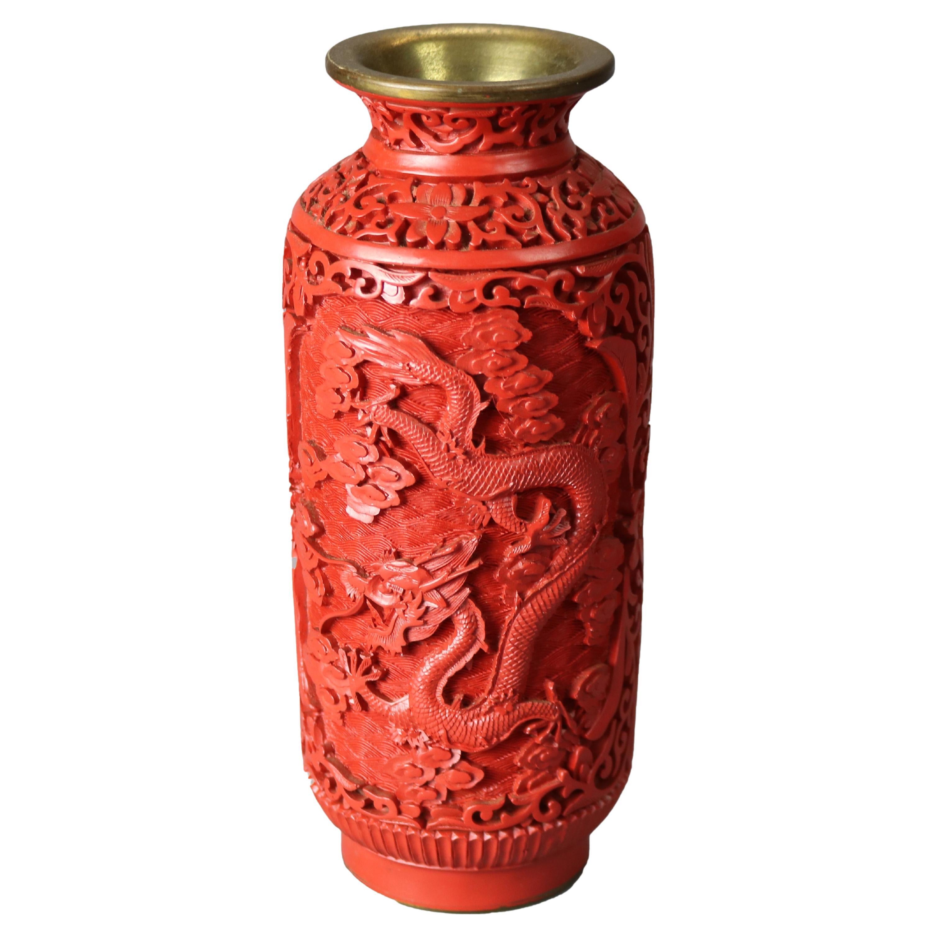 Antike chinesische Cinnabar-D Drachenvase, um 1920 im Angebot