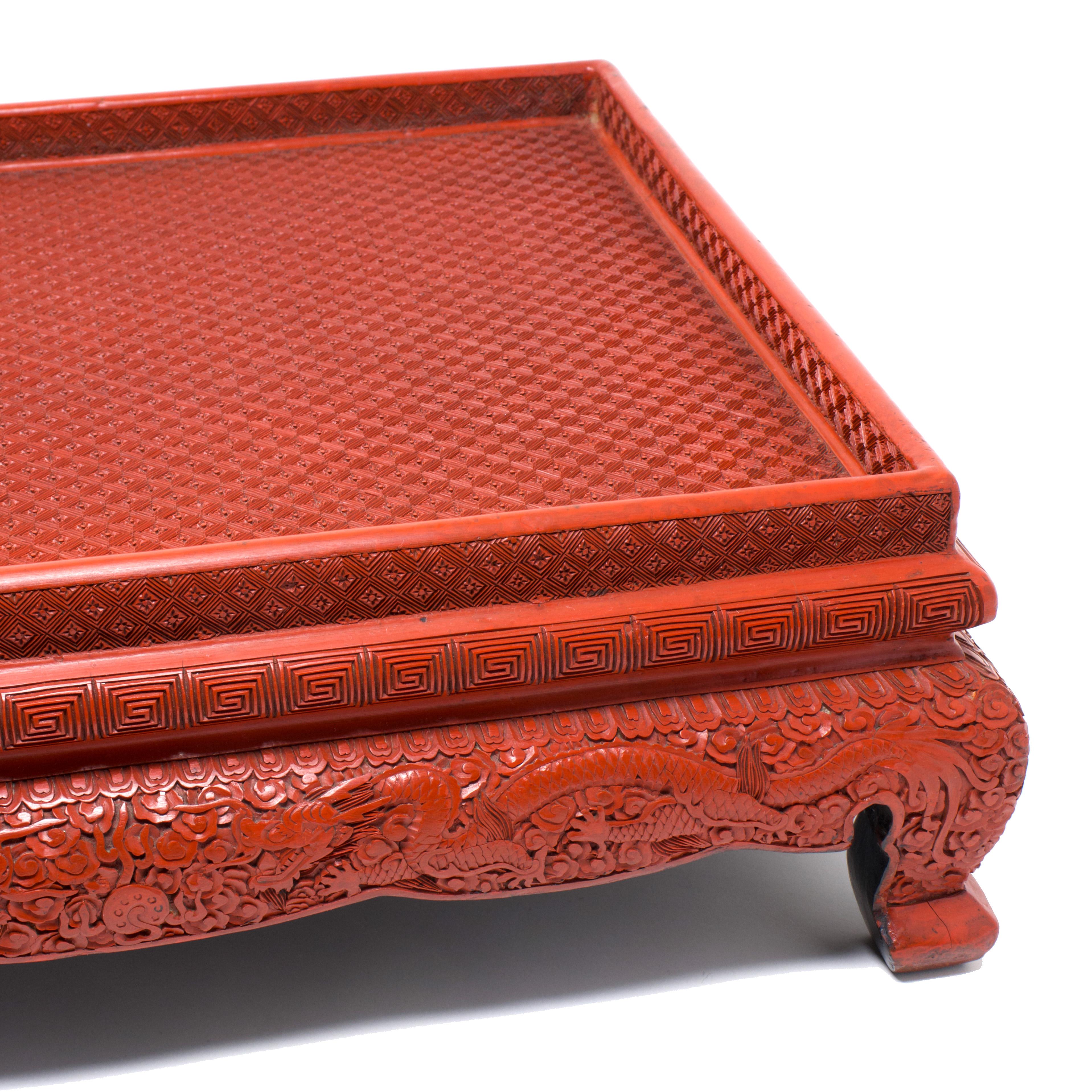 Antiker chinesischer Zinnober-Lack-Tisch/Stand mit Drachen-Design im Angebot 3