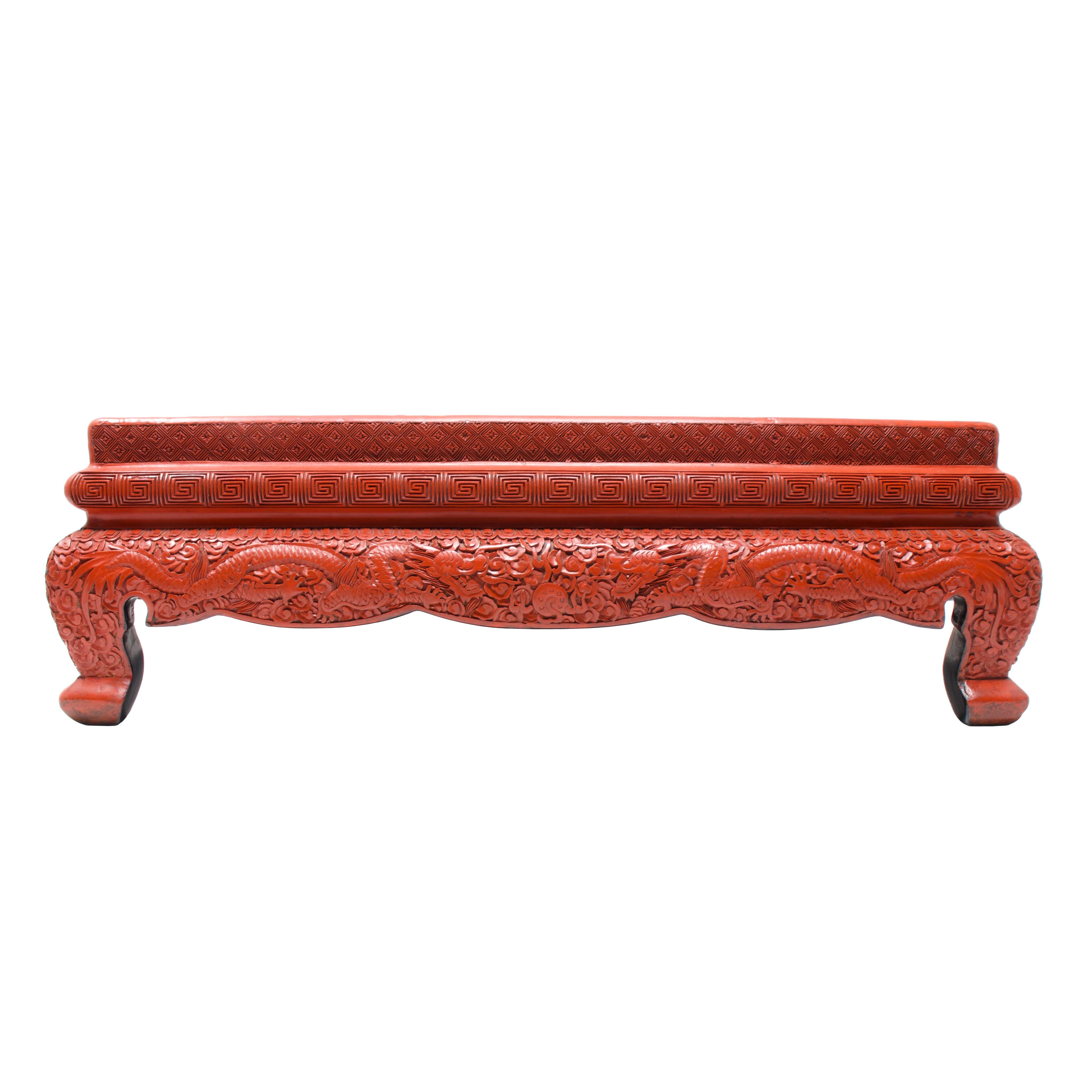 Antiker chinesischer Zinnober-Lack-Tisch/Stand mit Drachen-Design im Angebot 5