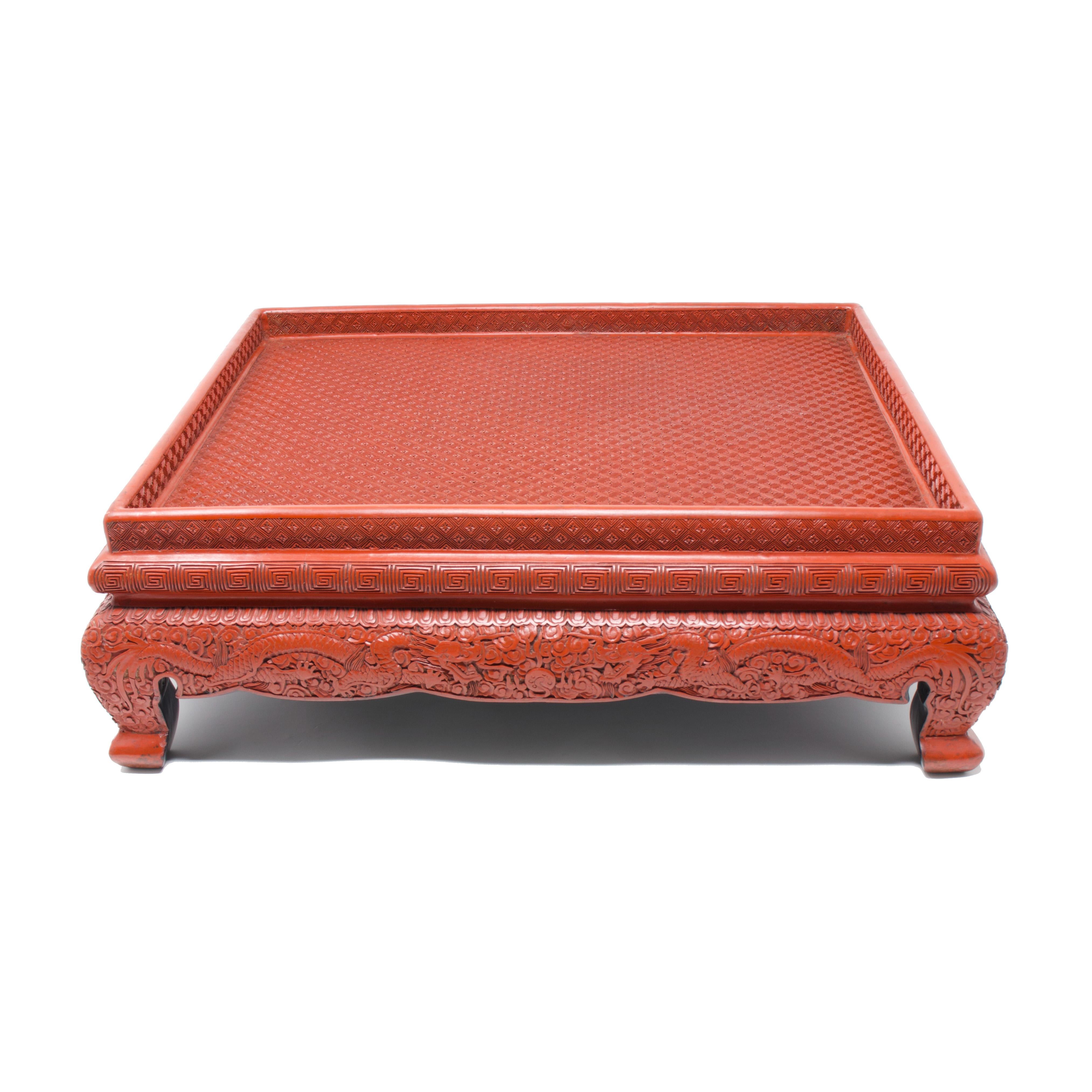 Antiker chinesischer Zinnober-Lack-Tisch/Stand mit Drachen-Design (Chinesisch) im Angebot