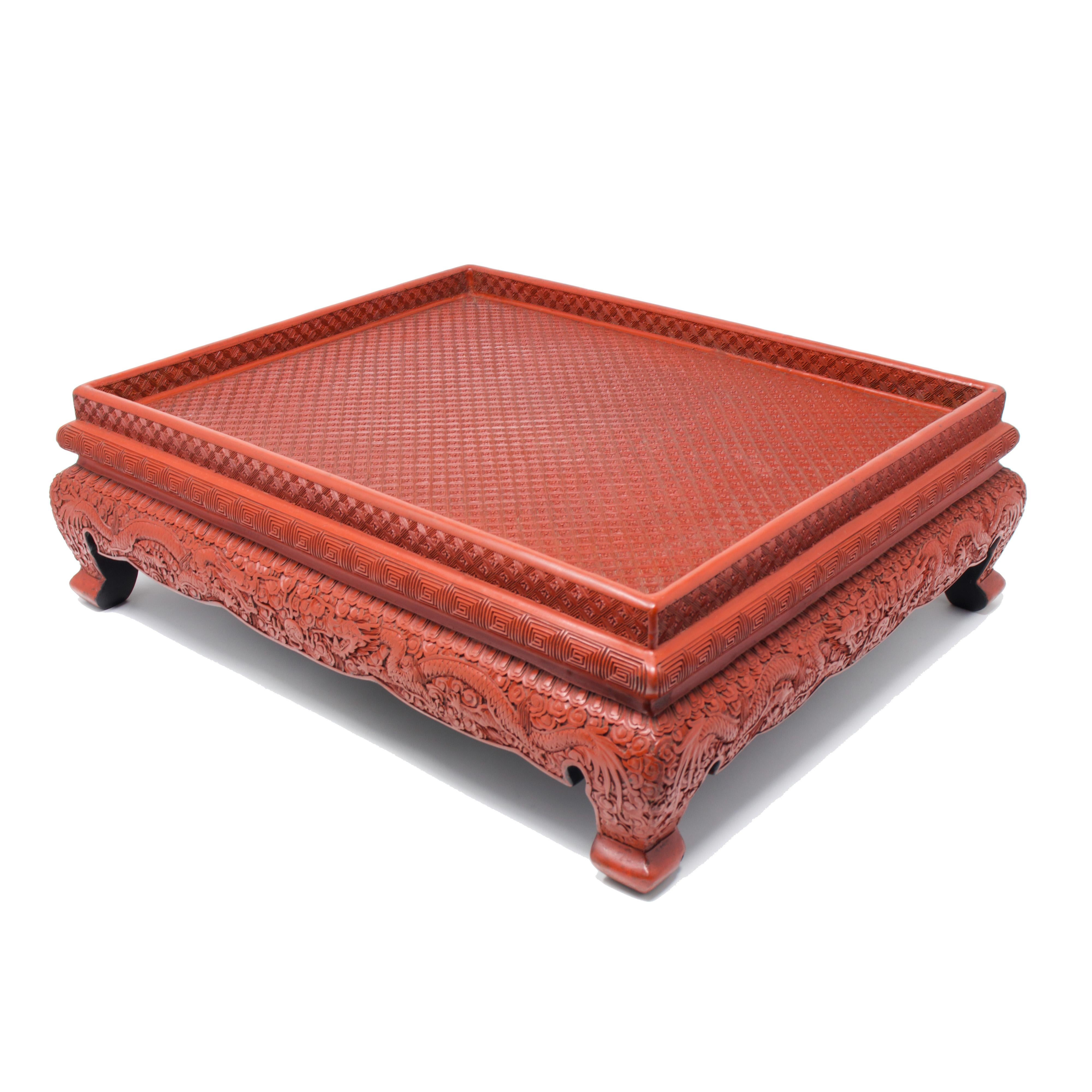 Antiker chinesischer Zinnober-Lack-Tisch/Stand mit Drachen-Design (Geschnitzt) im Angebot