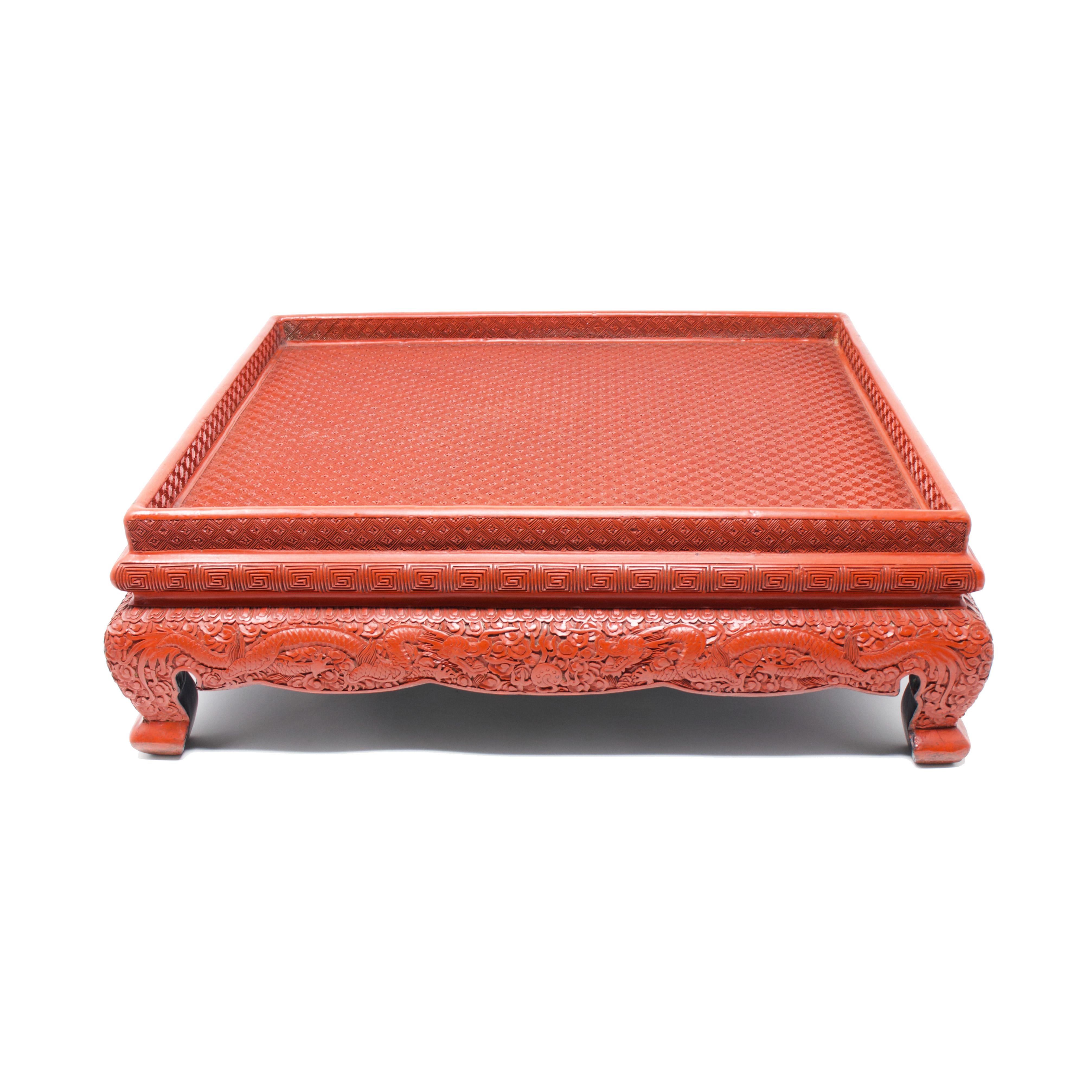 Antiker chinesischer Zinnober-Lack-Tisch/Stand mit Drachen-Design (Holz) im Angebot