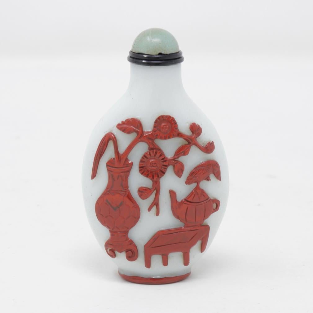 Antique Chinese Cinnabar-red Overlay White Glass Snuff Bottle In Good Condition For Sale In Point Richmond, CA