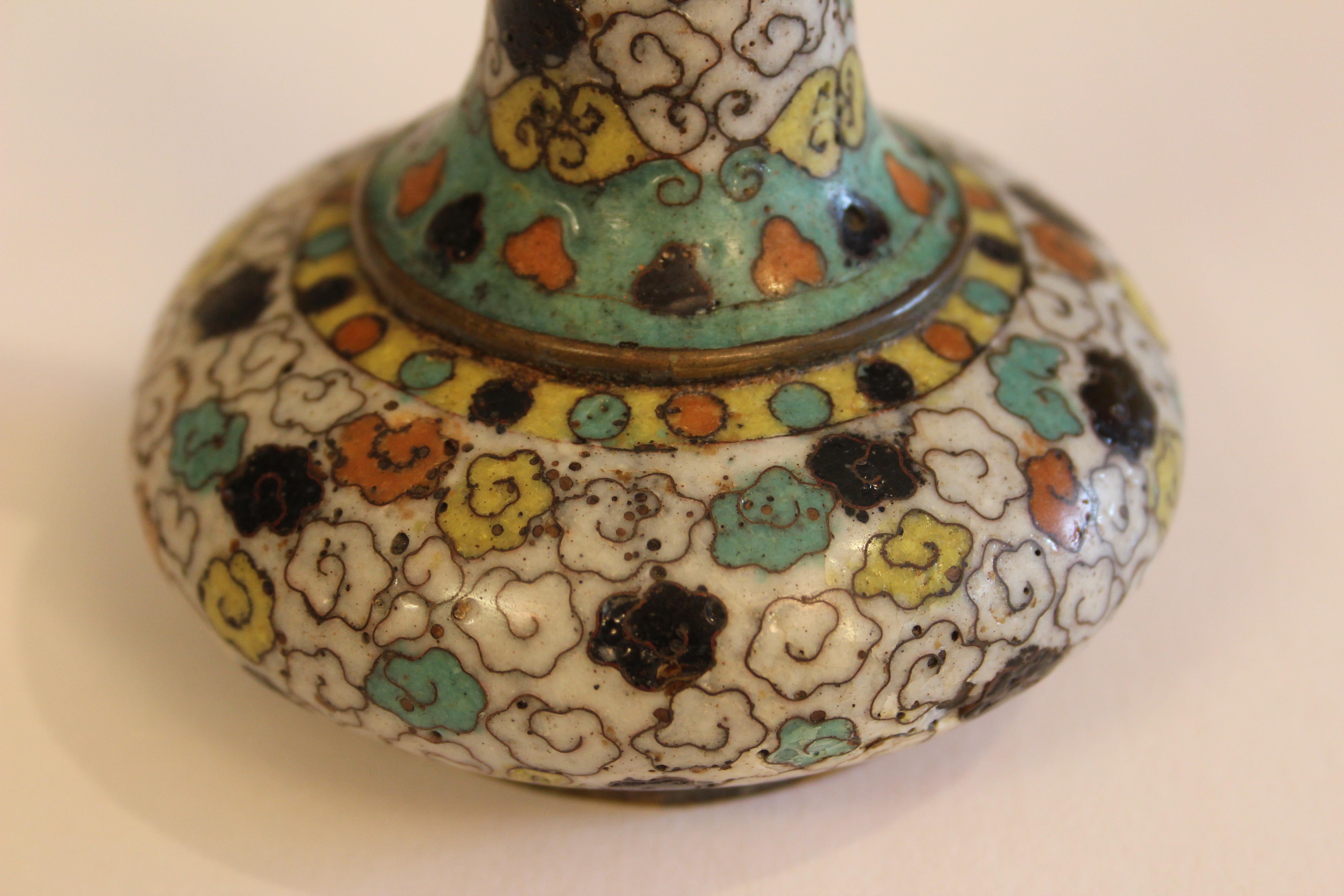 Antico vaso cinese a forma di freccia in cloisonne, forse Ming Ming del XVI secolo in vendita 6