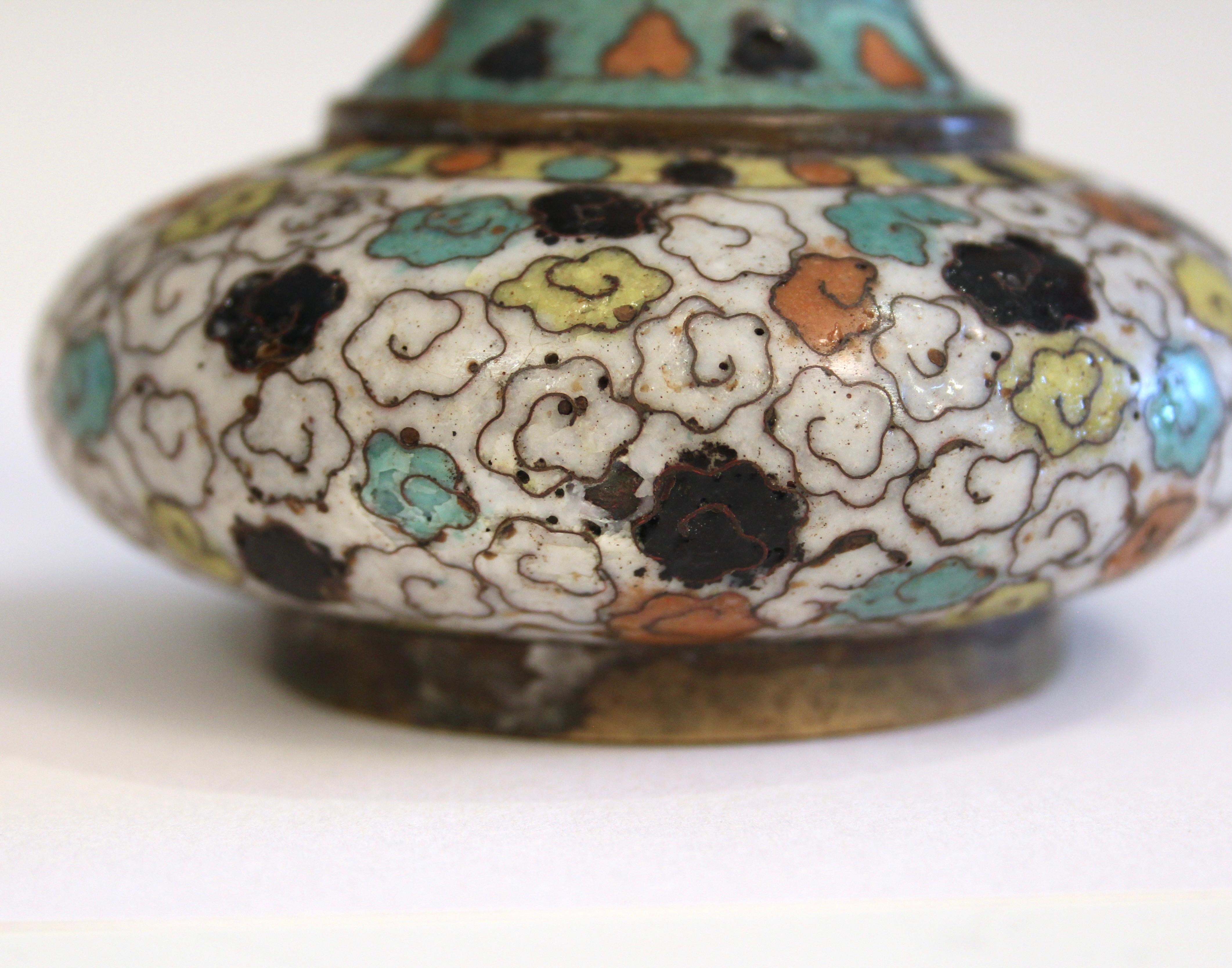 Antico vaso cinese a forma di freccia in cloisonne, forse Ming Ming del XVI secolo in vendita 8