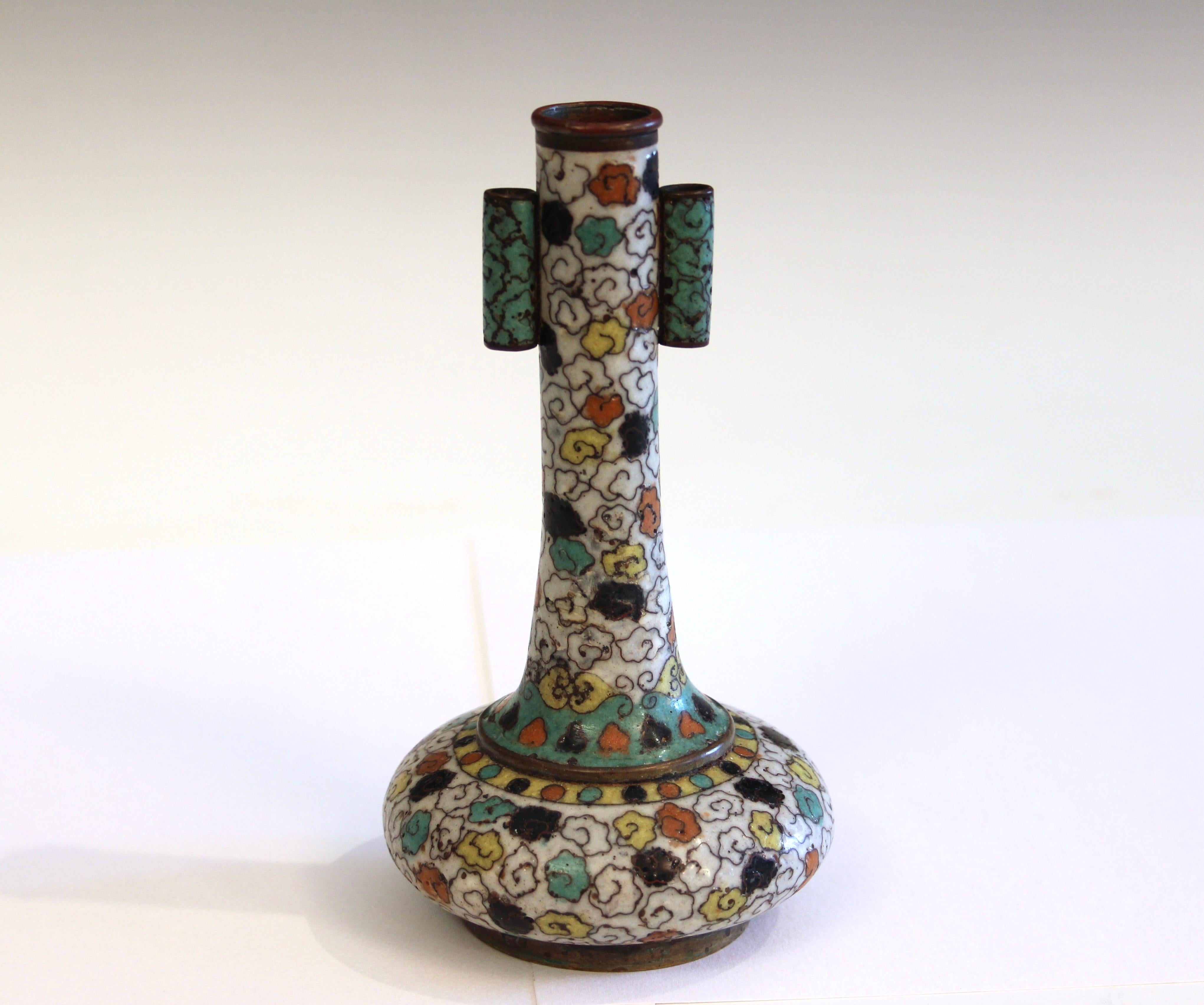Antico vaso a freccia cinese in cloisonne su rame, forse della dinastia Ming del XVI secolo. Bottiglia con coppia di tubi 