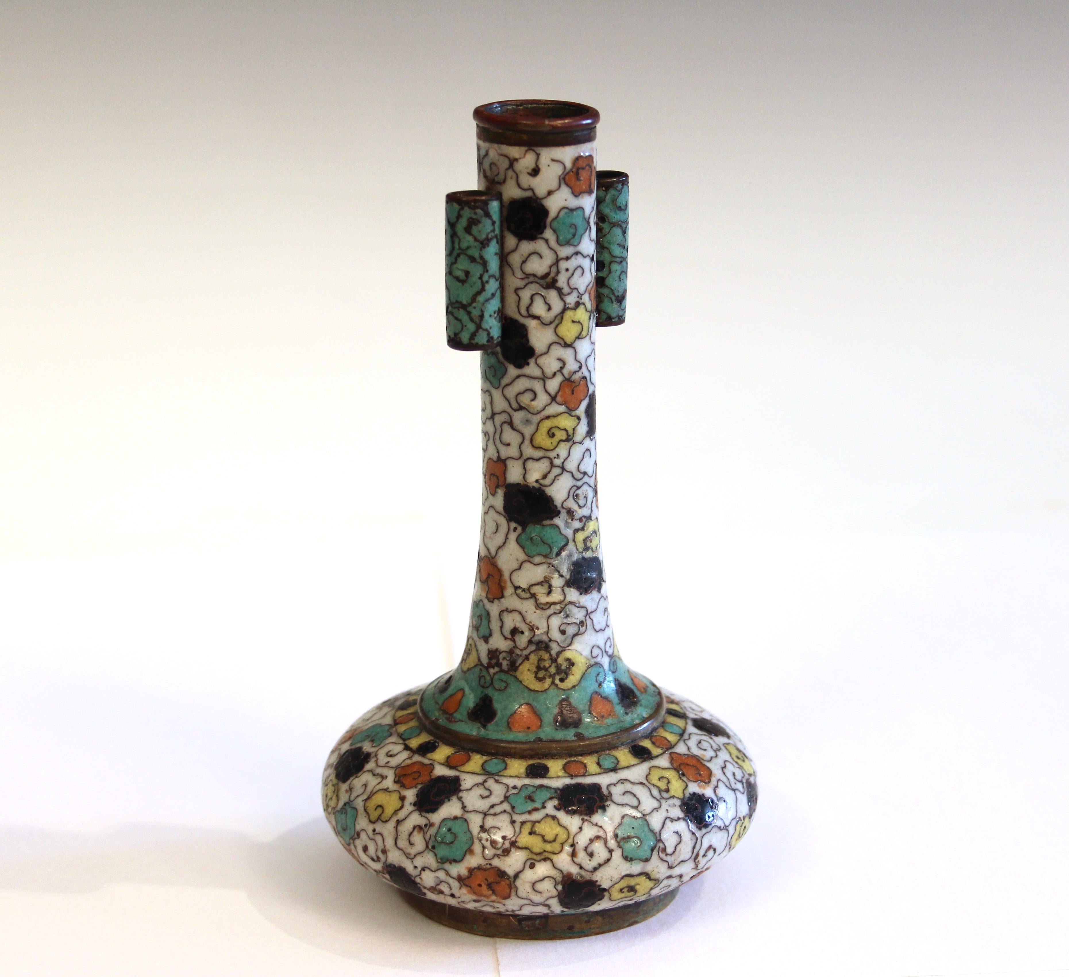 Cinese Antico vaso cinese a forma di freccia in cloisonne, forse Ming Ming del XVI secolo in vendita