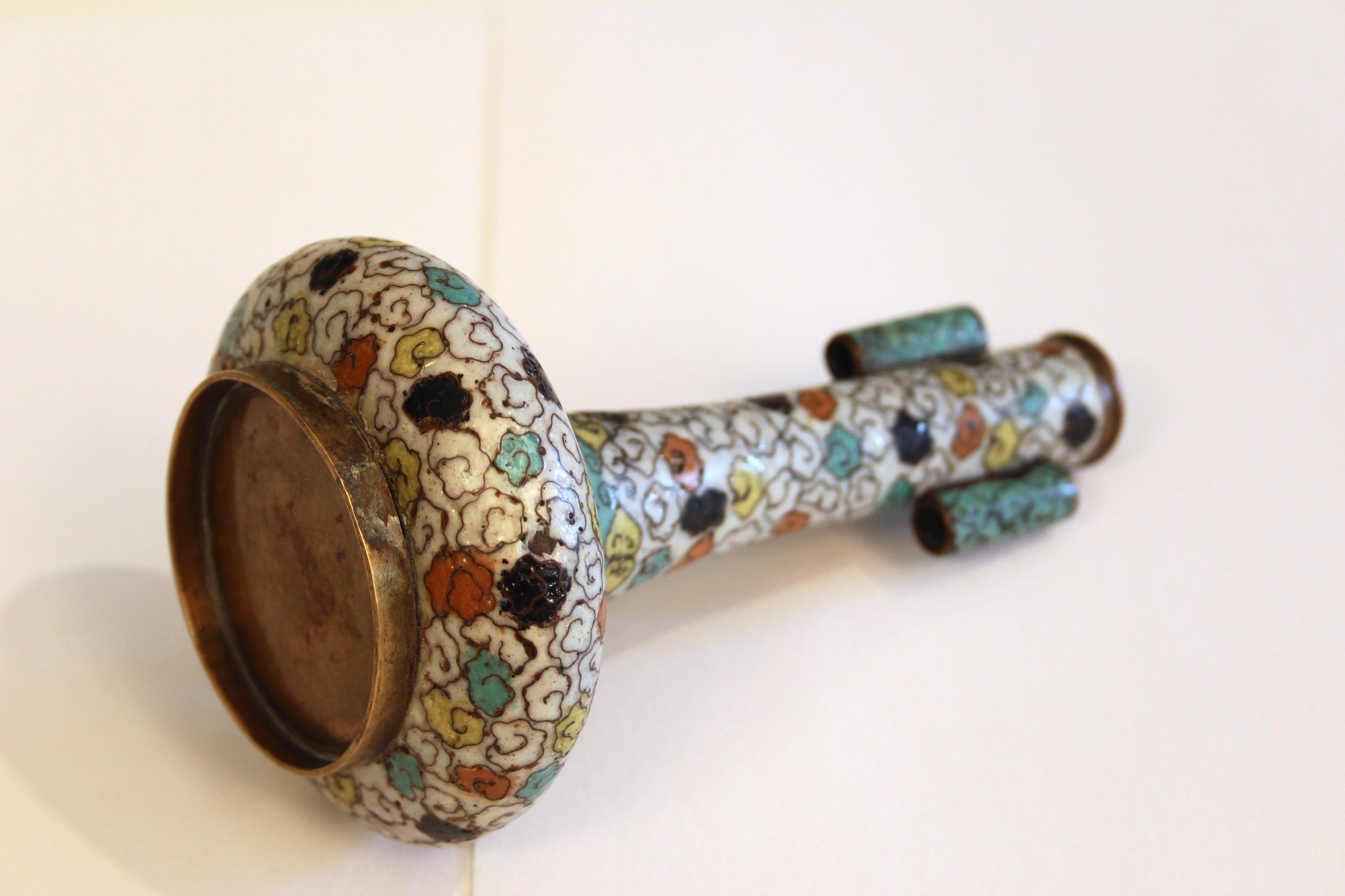 Antico vaso cinese a forma di freccia in cloisonne, forse Ming Ming del XVI secolo In condizioni buone in vendita a Wilton, CT