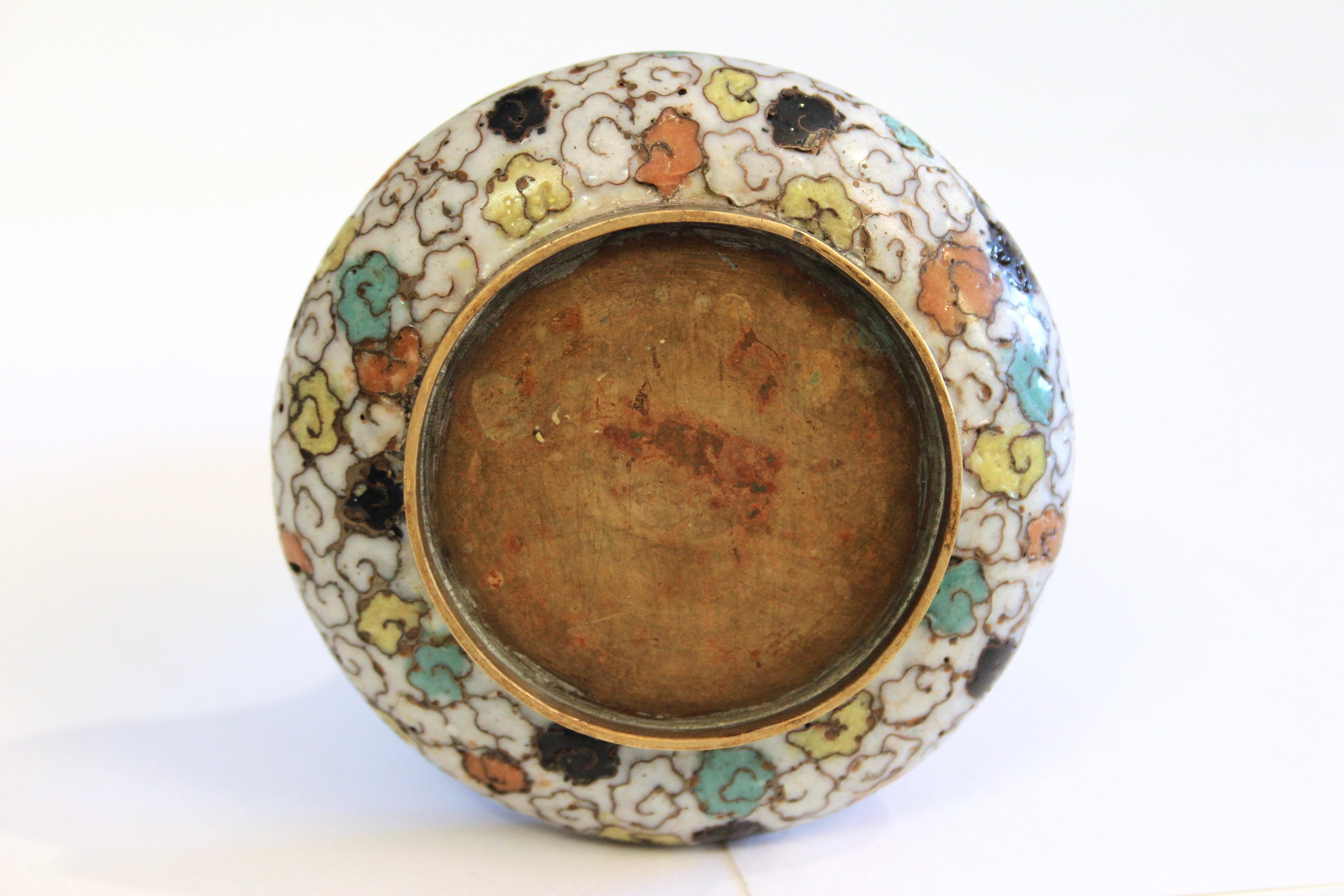 Fino al XVIII secolo Antico vaso cinese a forma di freccia in cloisonne, forse Ming Ming del XVI secolo in vendita