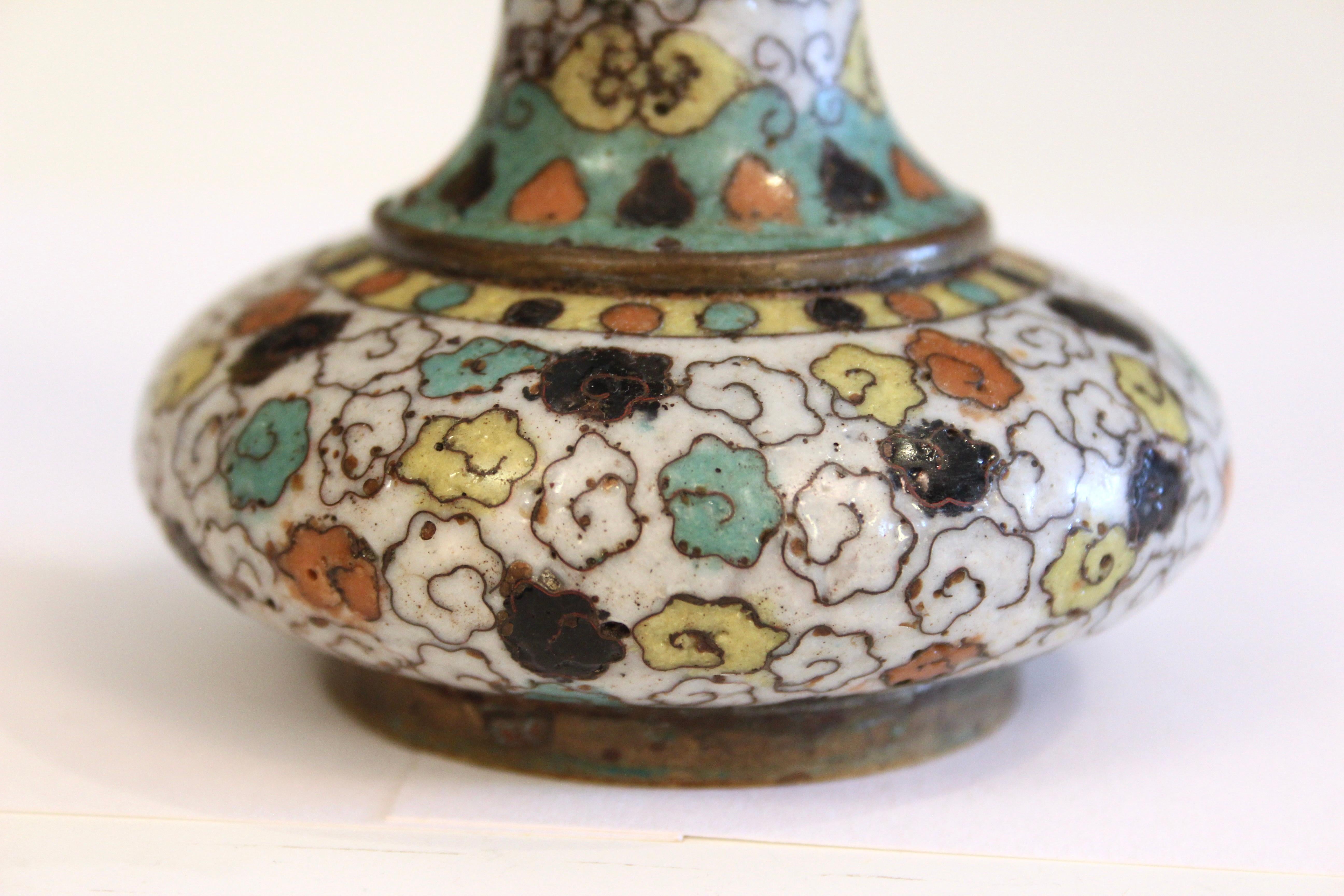 Rame Antico vaso cinese a forma di freccia in cloisonne, forse Ming Ming del XVI secolo in vendita