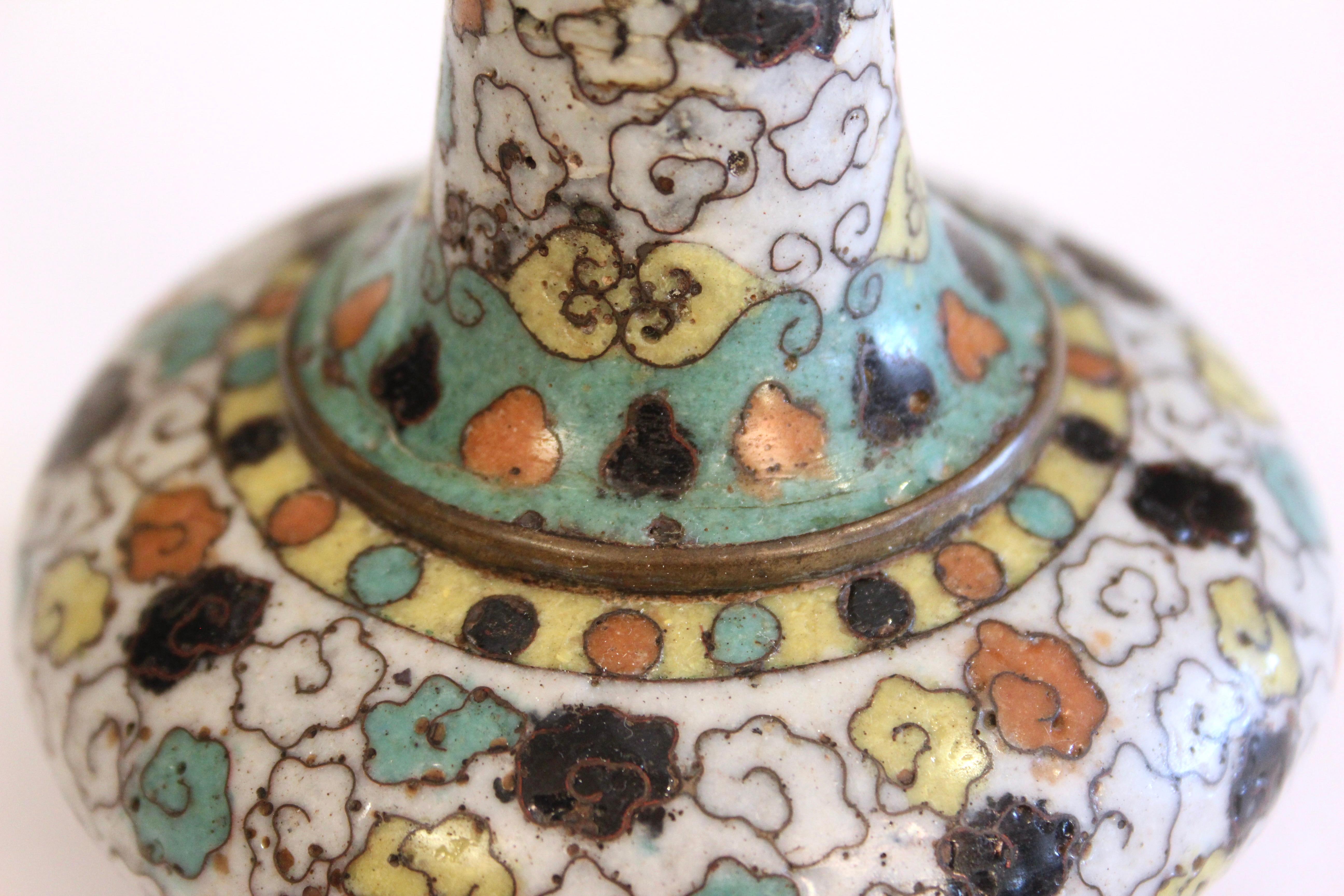 Antico vaso cinese a forma di freccia in cloisonne, forse Ming Ming del XVI secolo in vendita 1