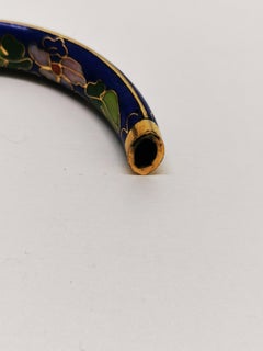 Antiker chinesischer Cloisonné-Armreif  Blau mit Messing-, Blumen- und Wolkenmotiven