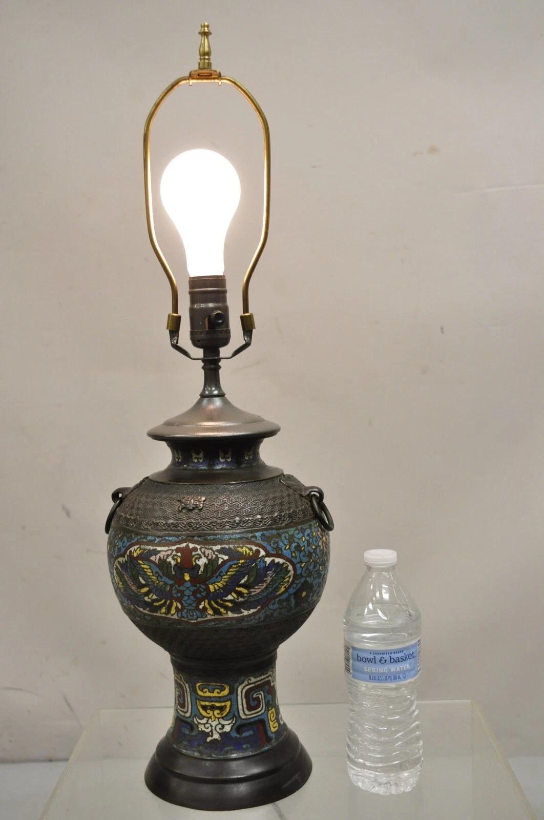 Ancien émail chinois cloisonné en porcelaine bleue  Lampe de table figurative en bronze. Circa Early 20th Century. Dimensions : 26