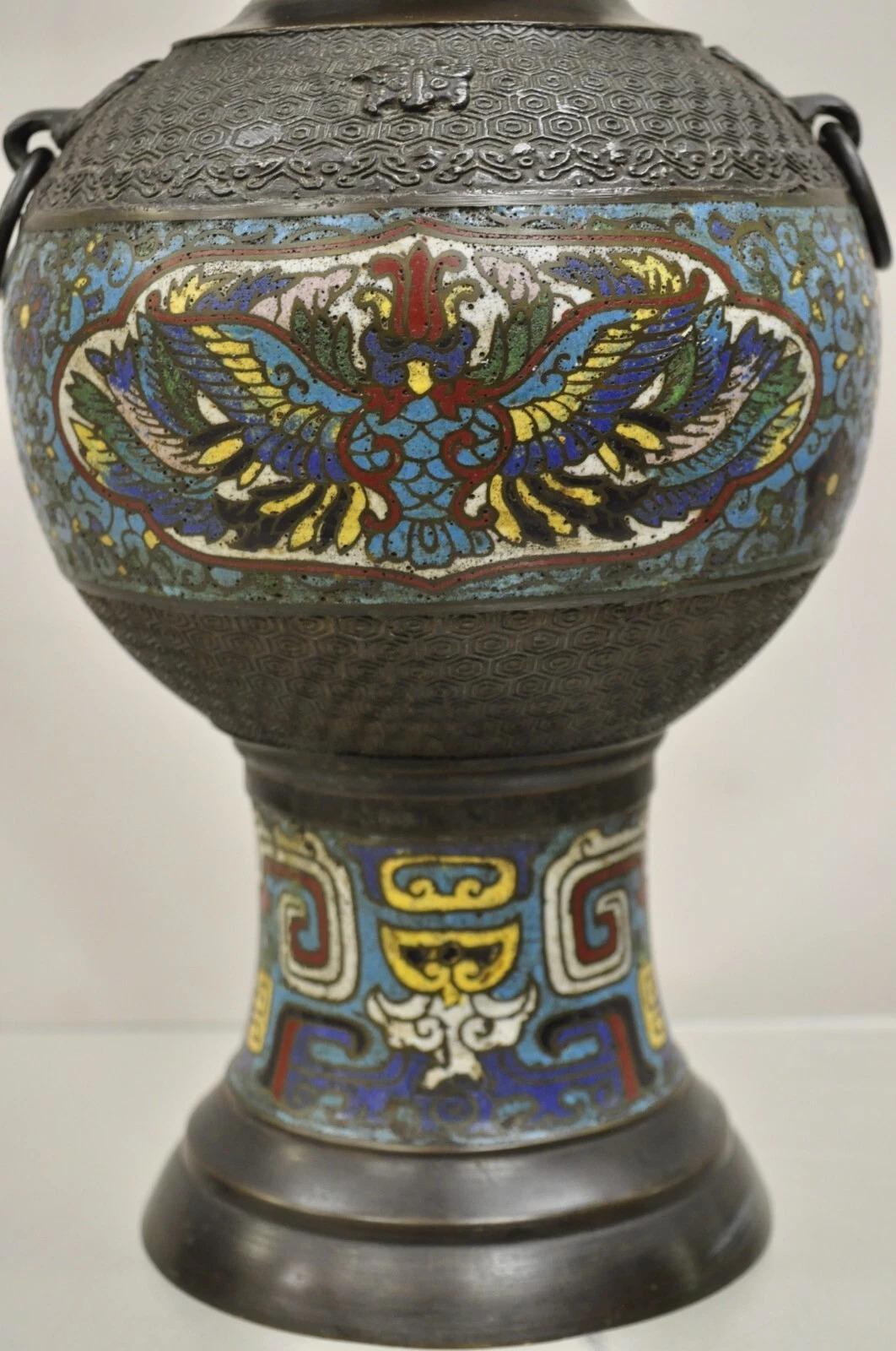Chinoiseries Ancienne lampe de bureau chinoise figurative en porcelaine cloisonnée bleue, émaillée et bronze en vente