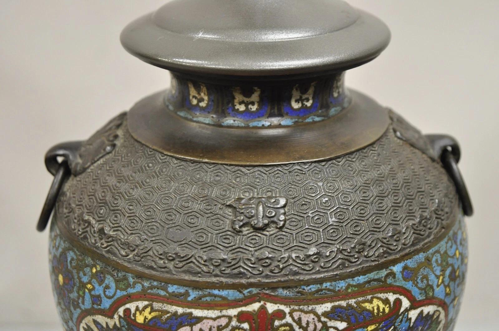 20ième siècle Ancienne lampe de bureau chinoise figurative en porcelaine cloisonnée bleue, émaillée et bronze en vente