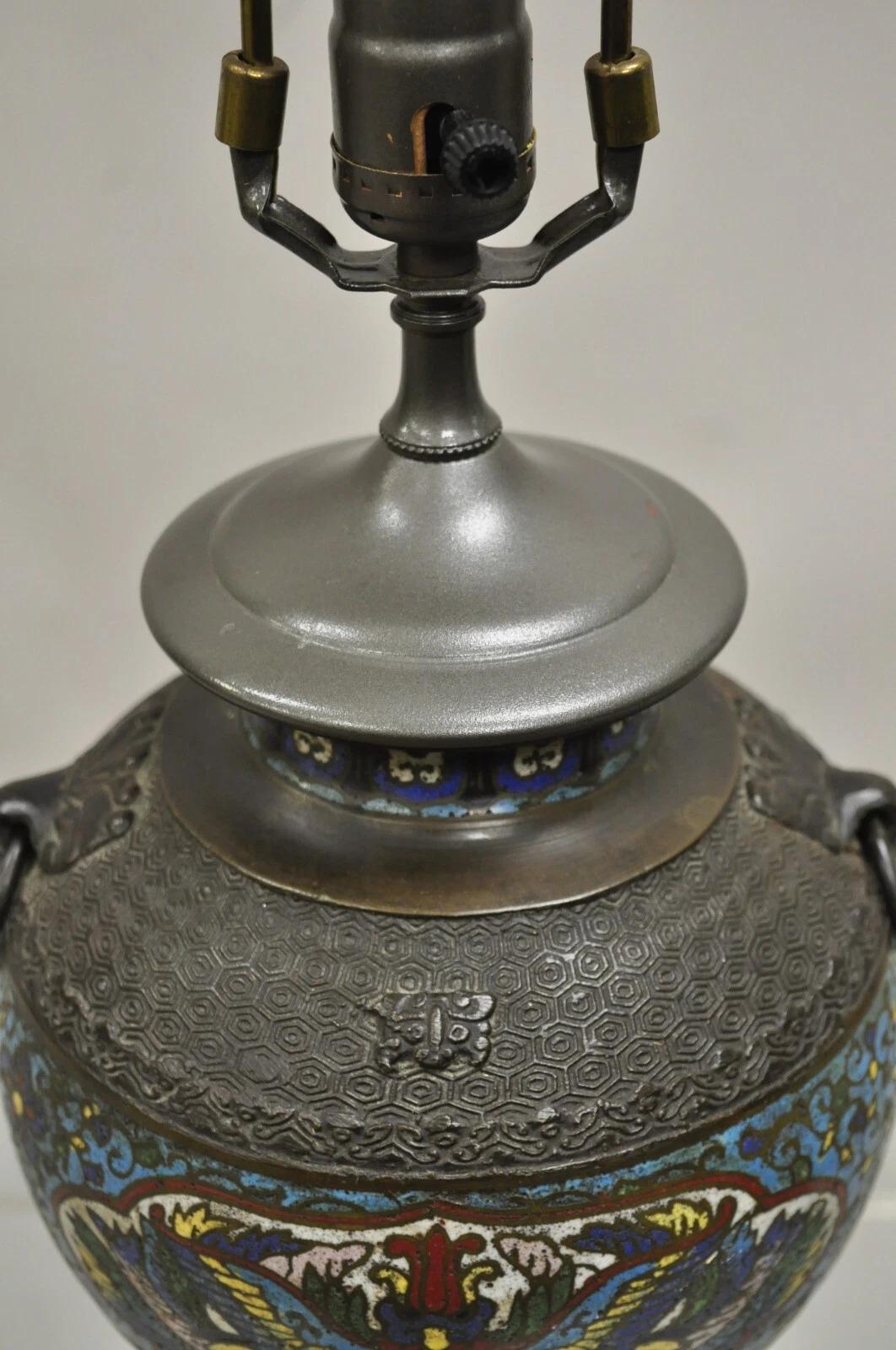 Bronze Ancienne lampe de bureau chinoise figurative en porcelaine cloisonnée bleue, émaillée et bronze en vente