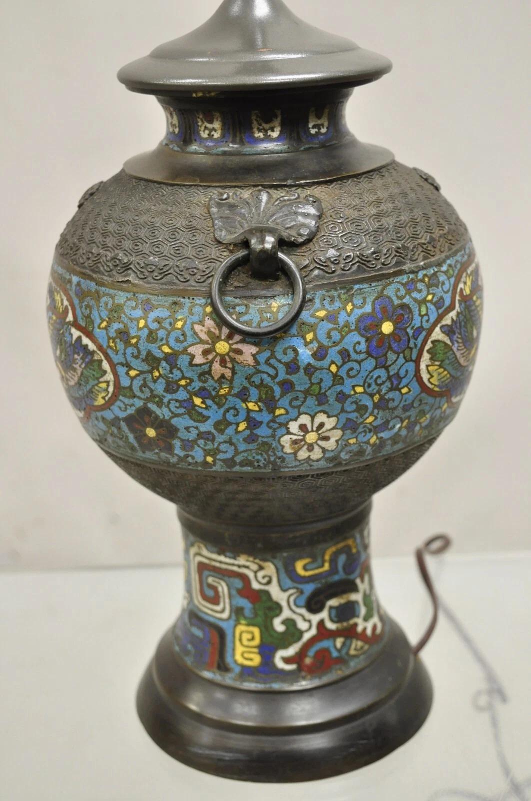 Ancienne lampe de bureau chinoise figurative en porcelaine cloisonnée bleue, émaillée et bronze en vente 1