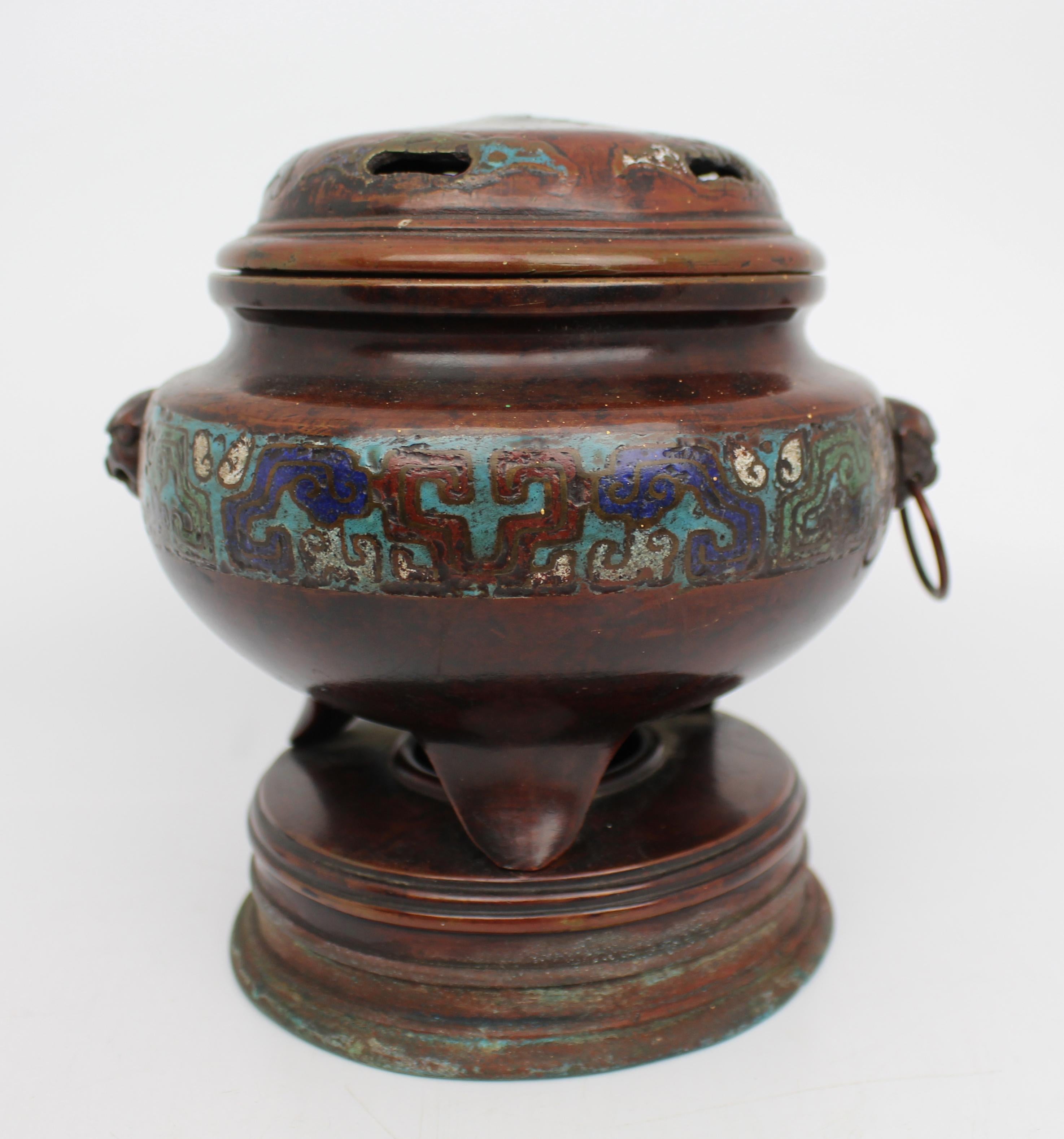 Antikes chinesisches Cloisonné-Bronzegefäß, späte Qing-Dynastie

Ein feines antikes chinesisches Dreibein-Bronze-Räuchergefäß (Räuchergefäß) aus der späten Qing-Dynastie und dem frühen 20. Gefertigt aus reichlich patinierter Bronze mit aufwändigem