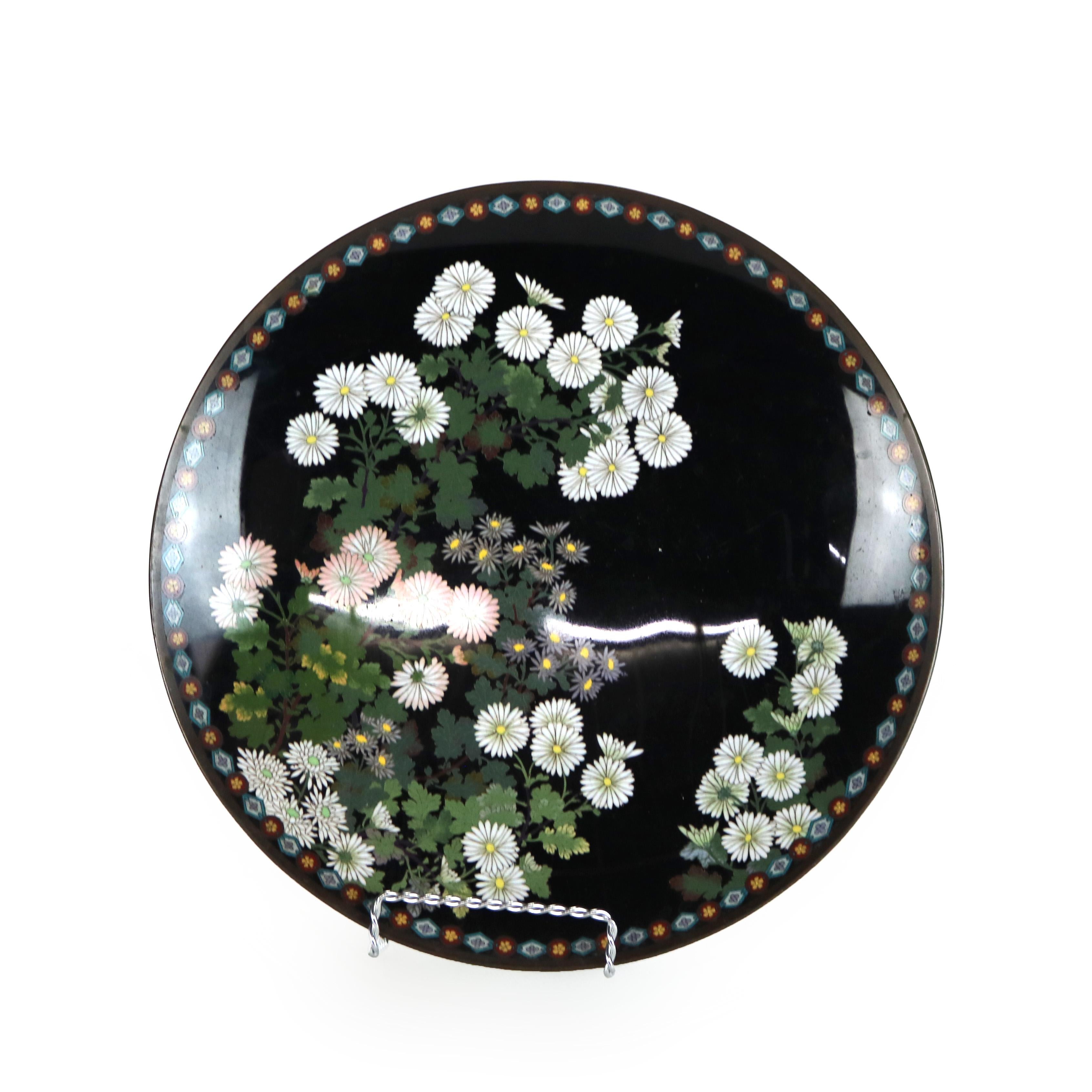 Cloisonné Ancienne assiette de présentation chinoise en cloisonné avec motif floral et feuillage C1920 en vente