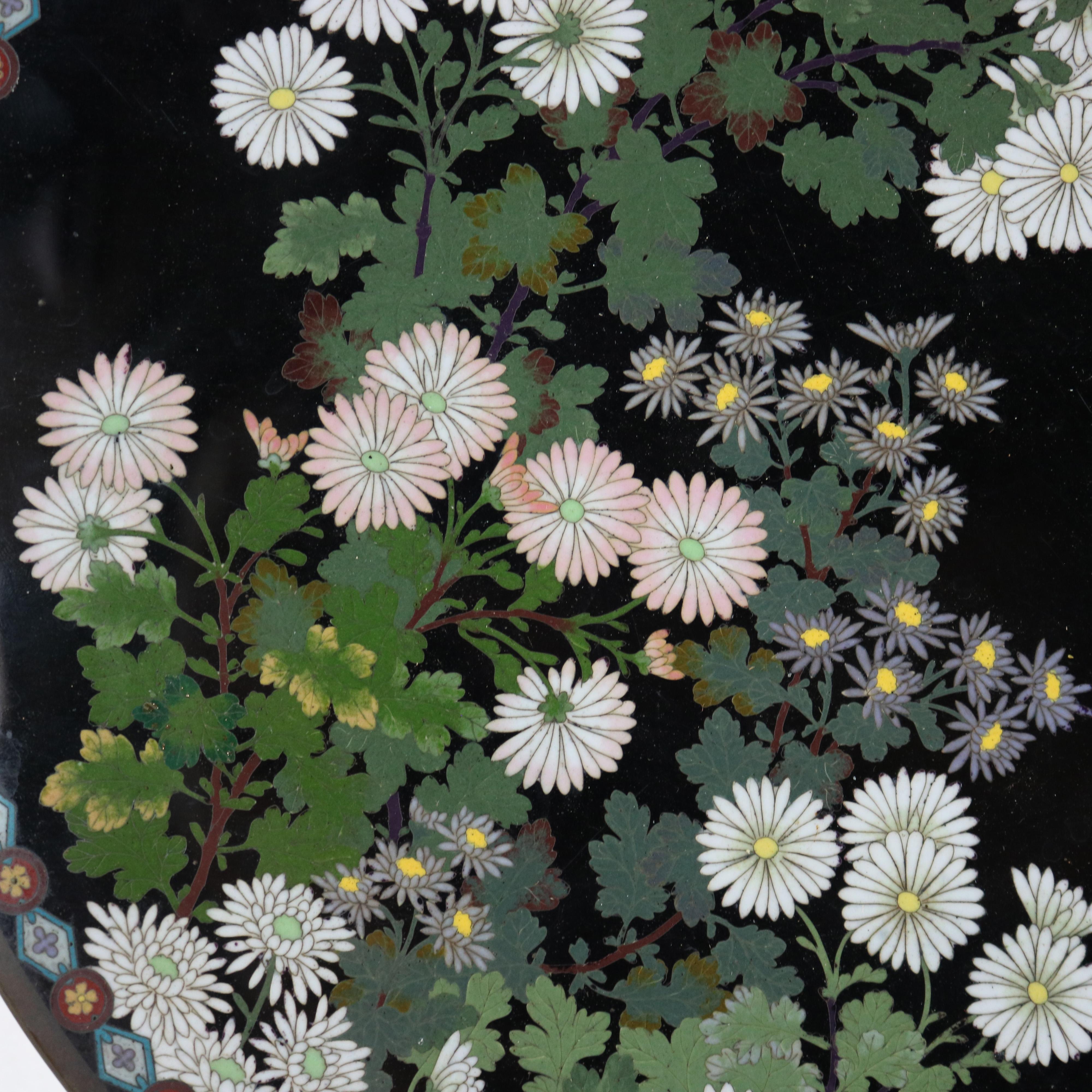 Ancienne assiette de présentation chinoise en cloisonné avec motif floral et feuillage C1920 Bon état - En vente à Big Flats, NY