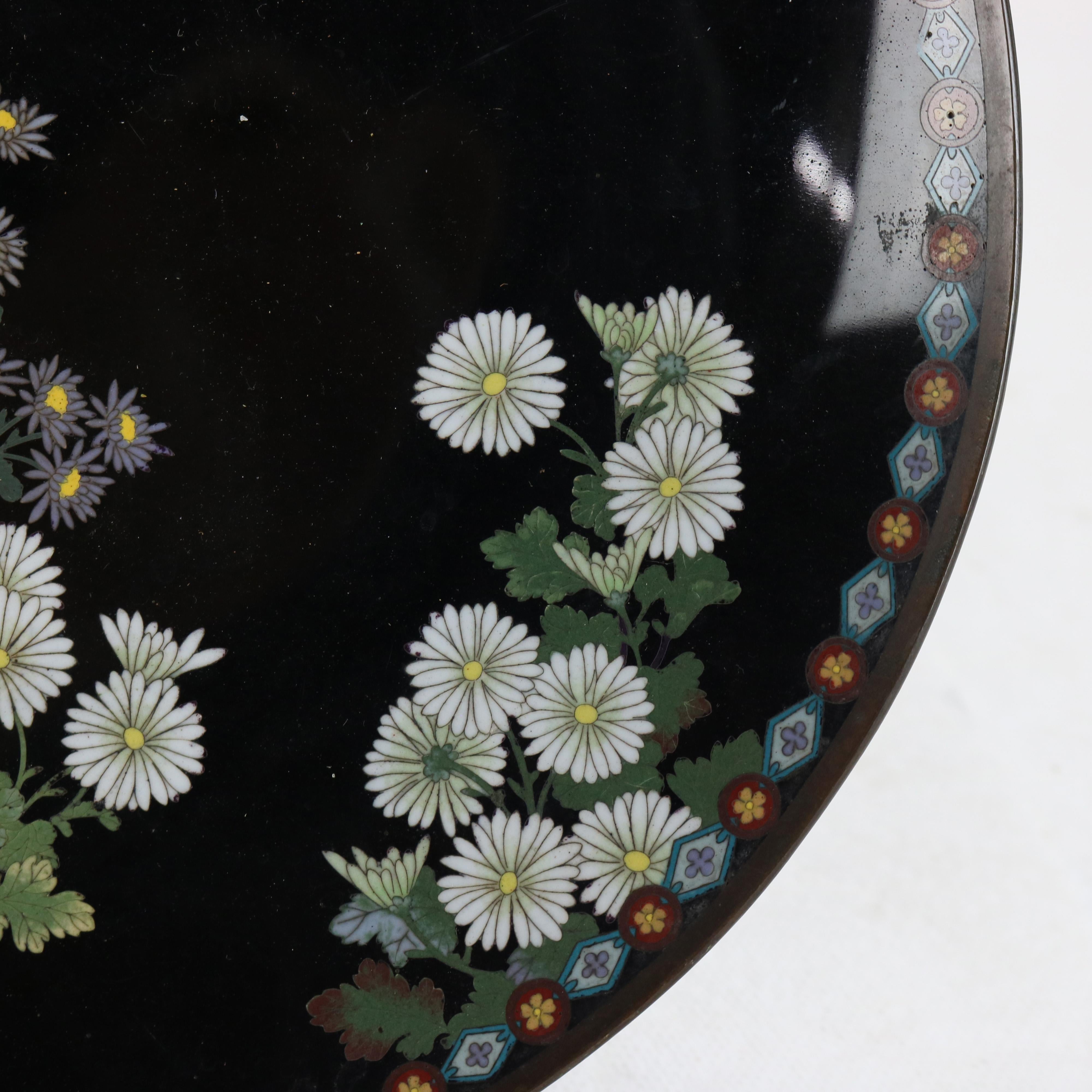 20ième siècle Ancienne assiette de présentation chinoise en cloisonné avec motif floral et feuillage C1920 en vente