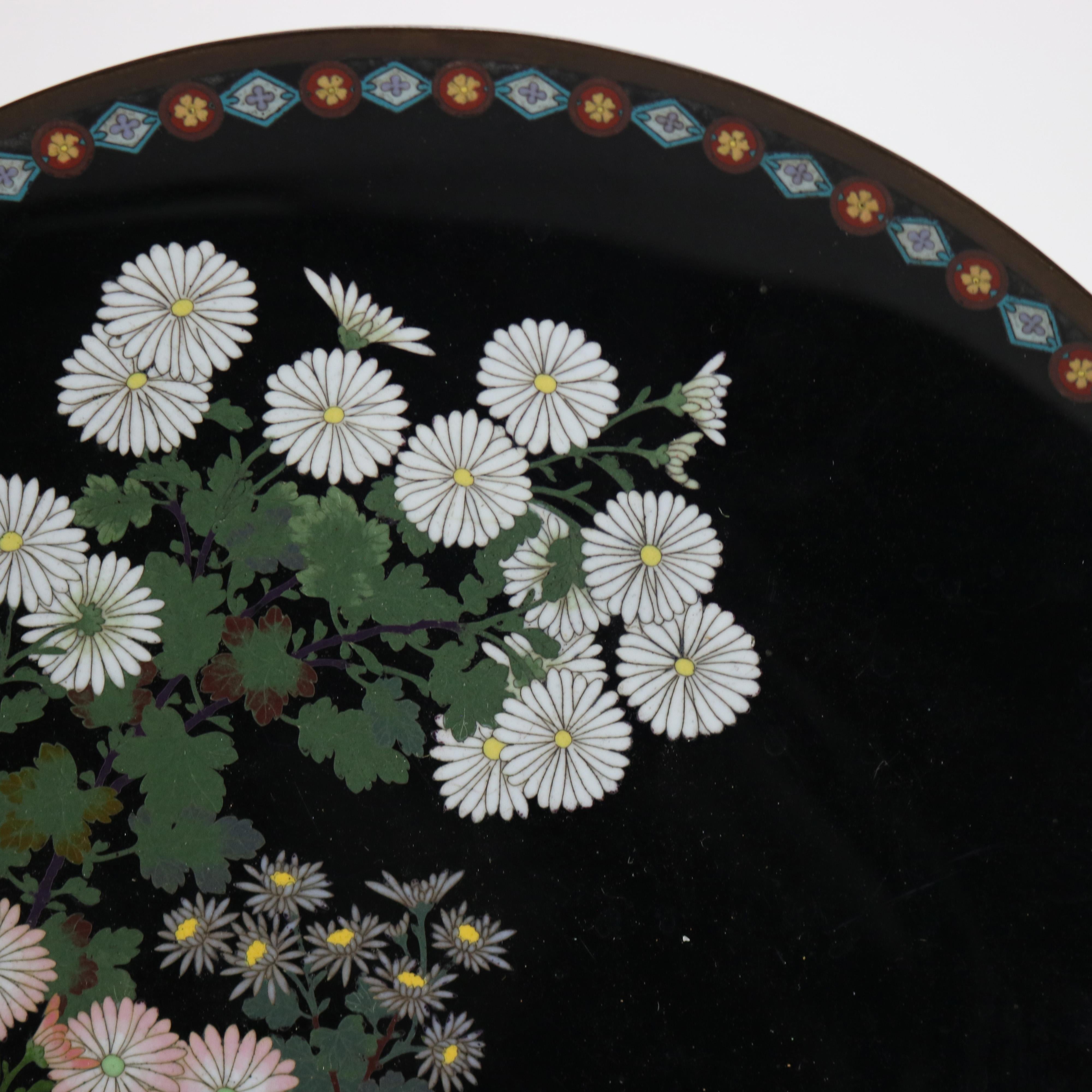 Métal Ancienne assiette de présentation chinoise en cloisonné avec motif floral et feuillage C1920 en vente