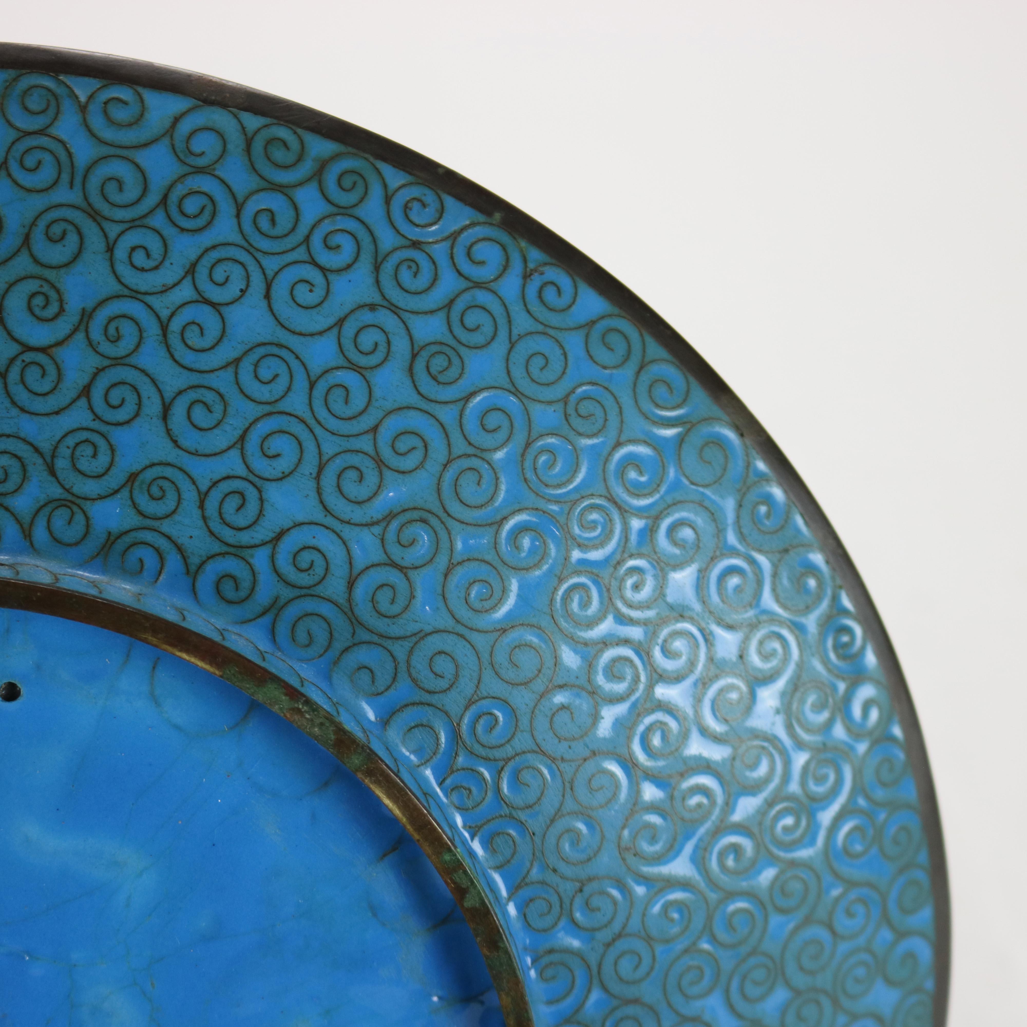 Ancienne assiette de présentation chinoise en cloisonné avec motif floral et feuillage C1920 en vente 3