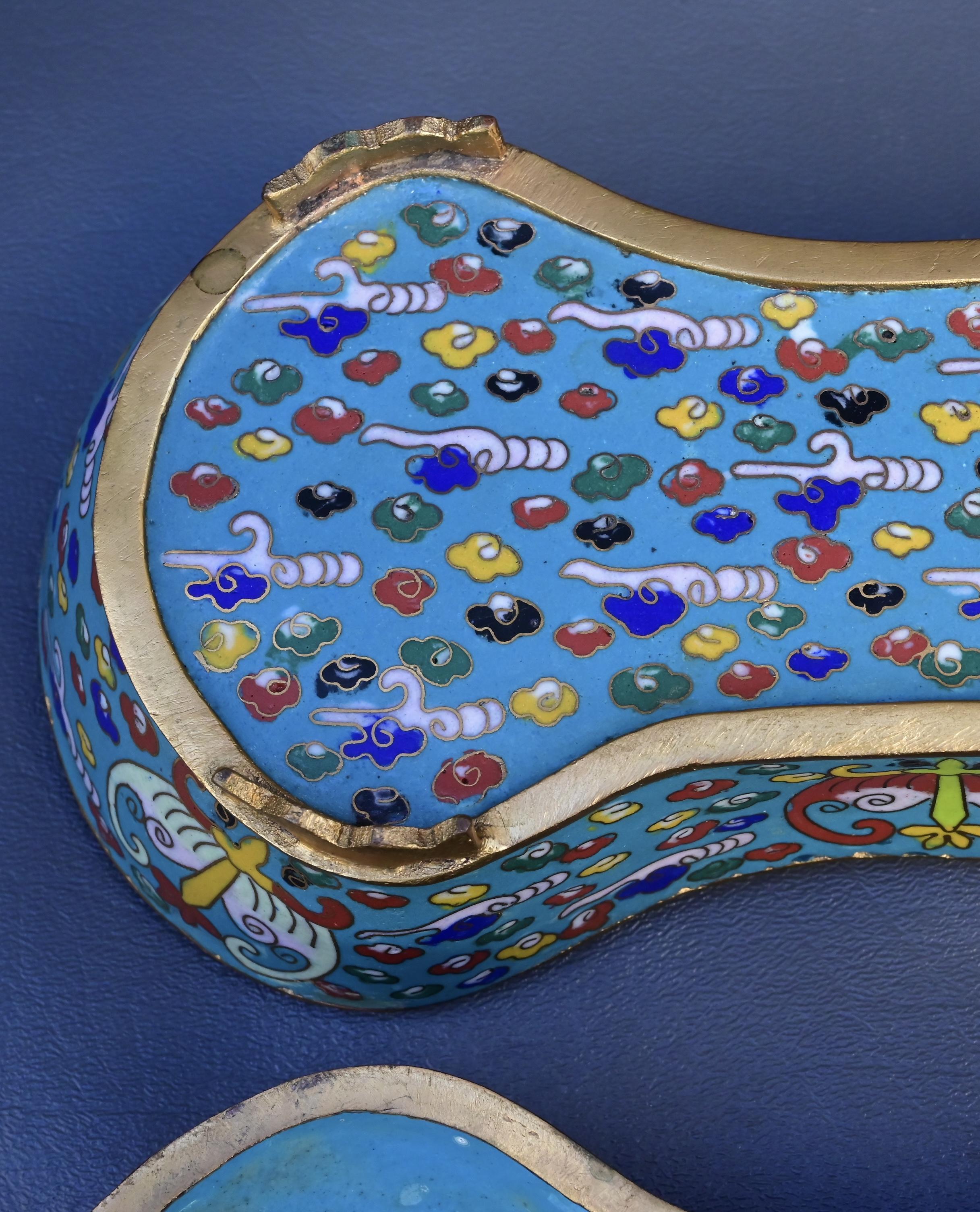 Antica scatola cinese in smalto cloisonné con bestie mitiche Fine XIX secolo in vendita 4