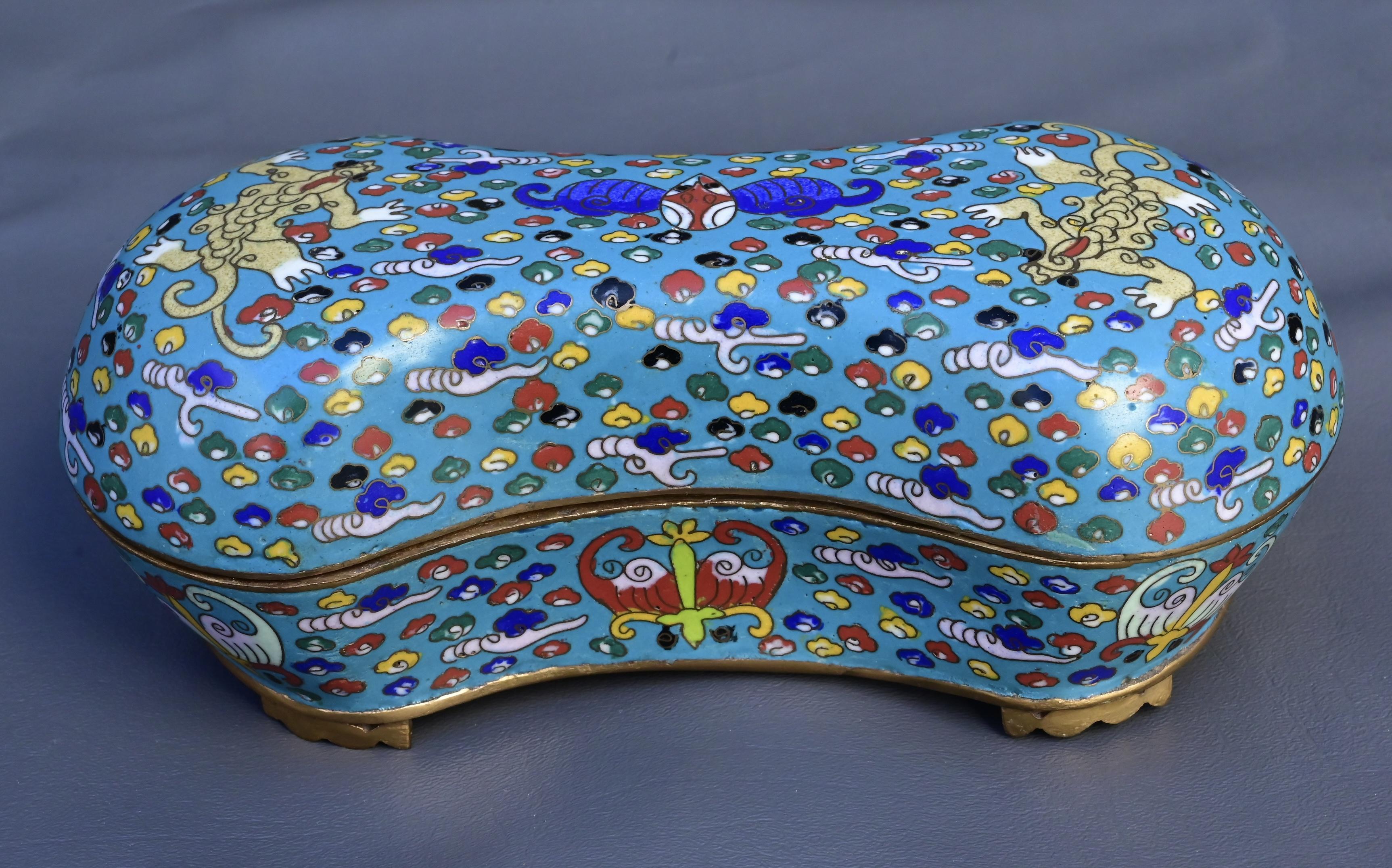 Scatola cinese in smalto cloisonné della fine del XIX secolo o dell'inizio del XX secolo, con un vibrante fondo turchese ornato da intricati motivi in smalto multicolore e bestie mitiche con ricchi dettagli dorati. La scatola mostra l'artigianato