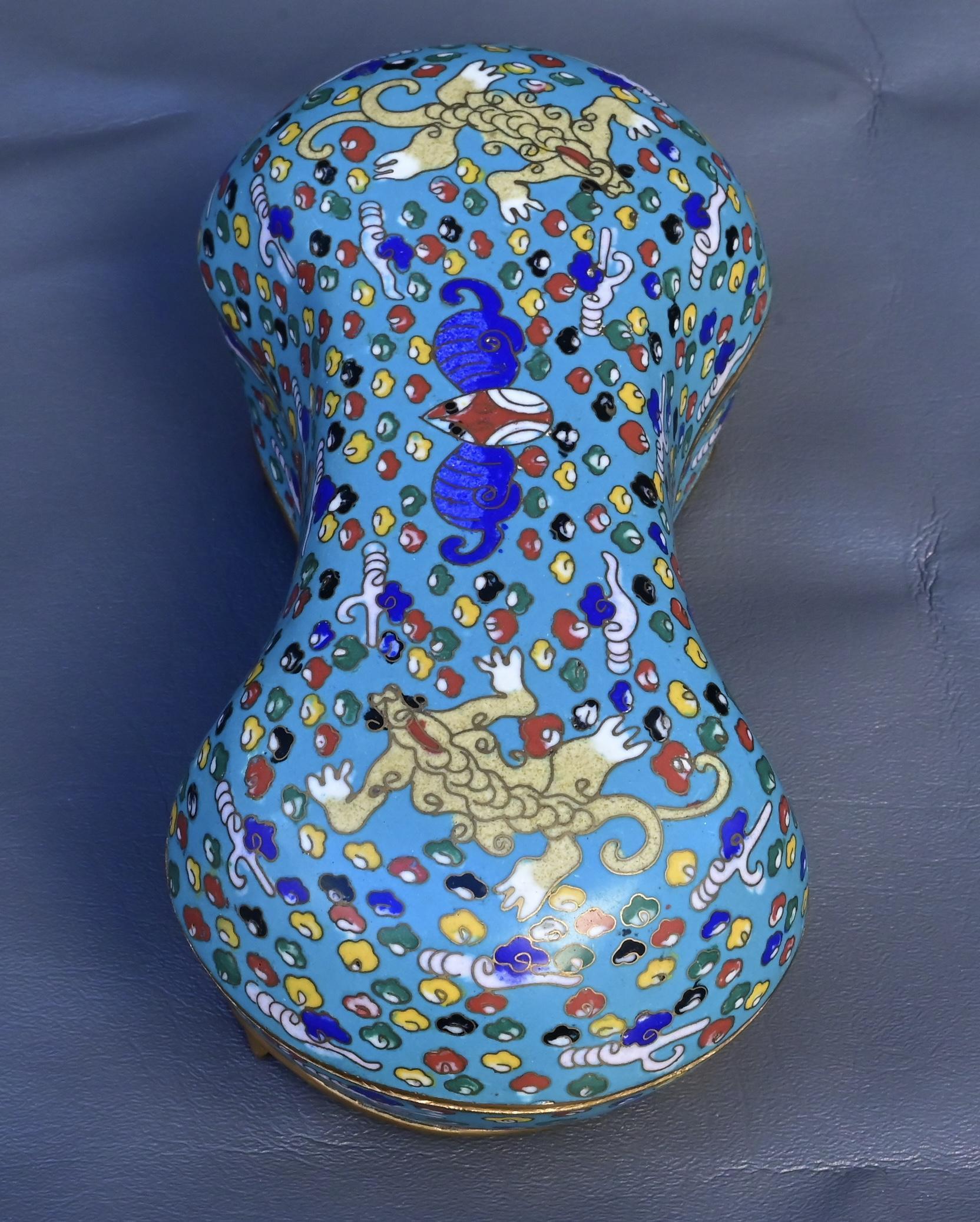 Cinese Antica scatola cinese in smalto cloisonné con bestie mitiche Fine XIX secolo in vendita