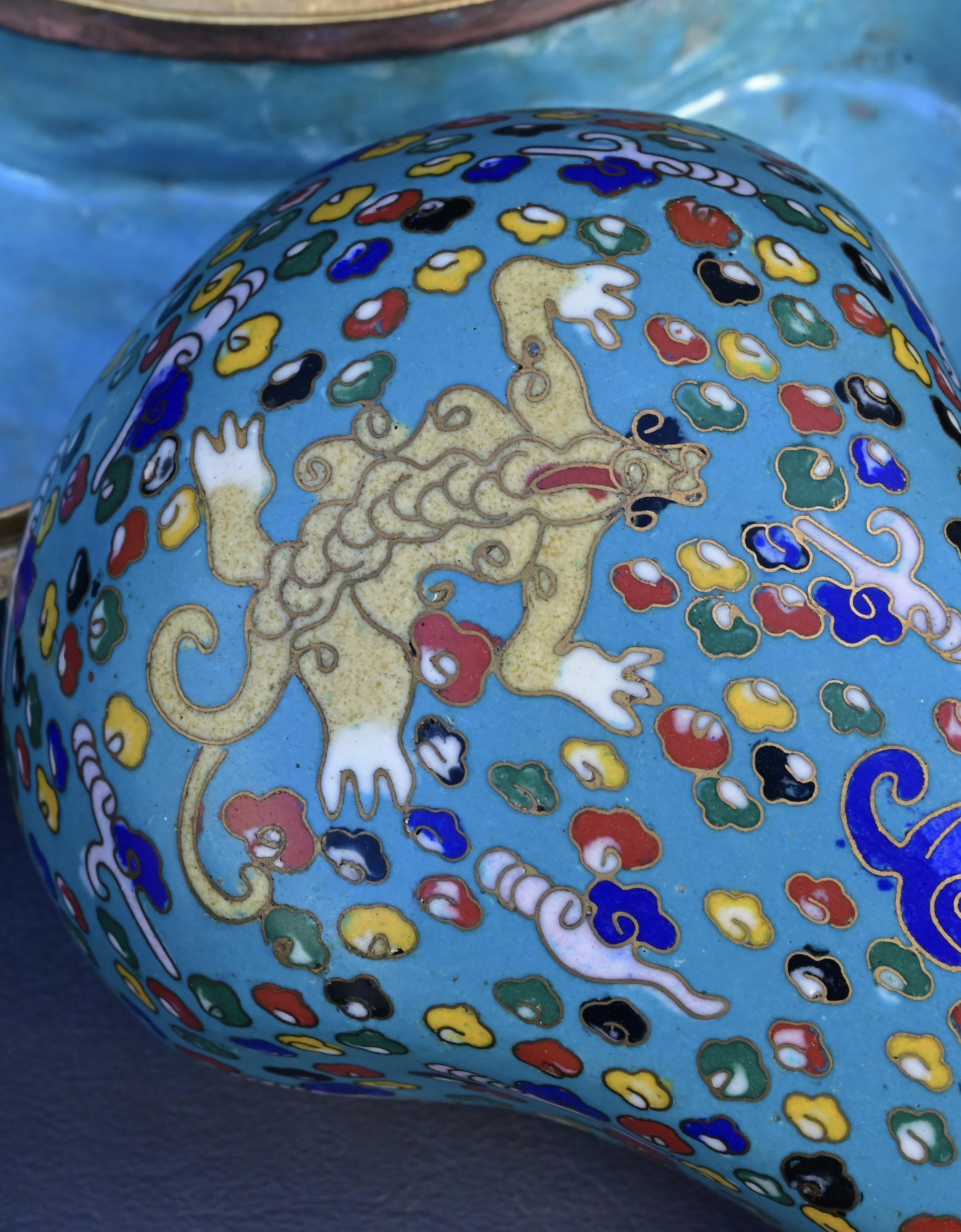 Cloisonné Antica scatola cinese in smalto cloisonné con bestie mitiche Fine XIX secolo in vendita