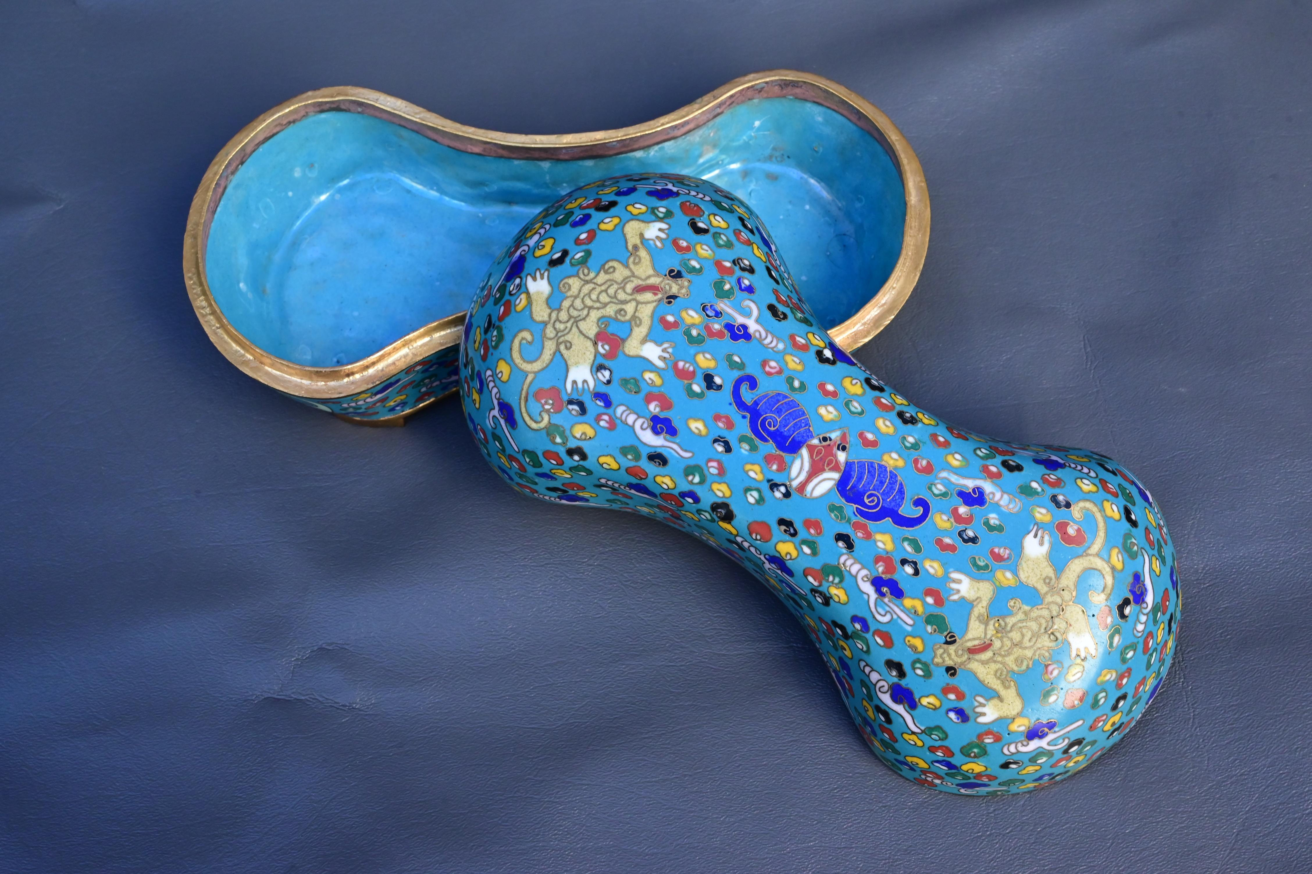 Antica scatola cinese in smalto cloisonné con bestie mitiche Fine XIX secolo In condizioni buone in vendita a Media, PA