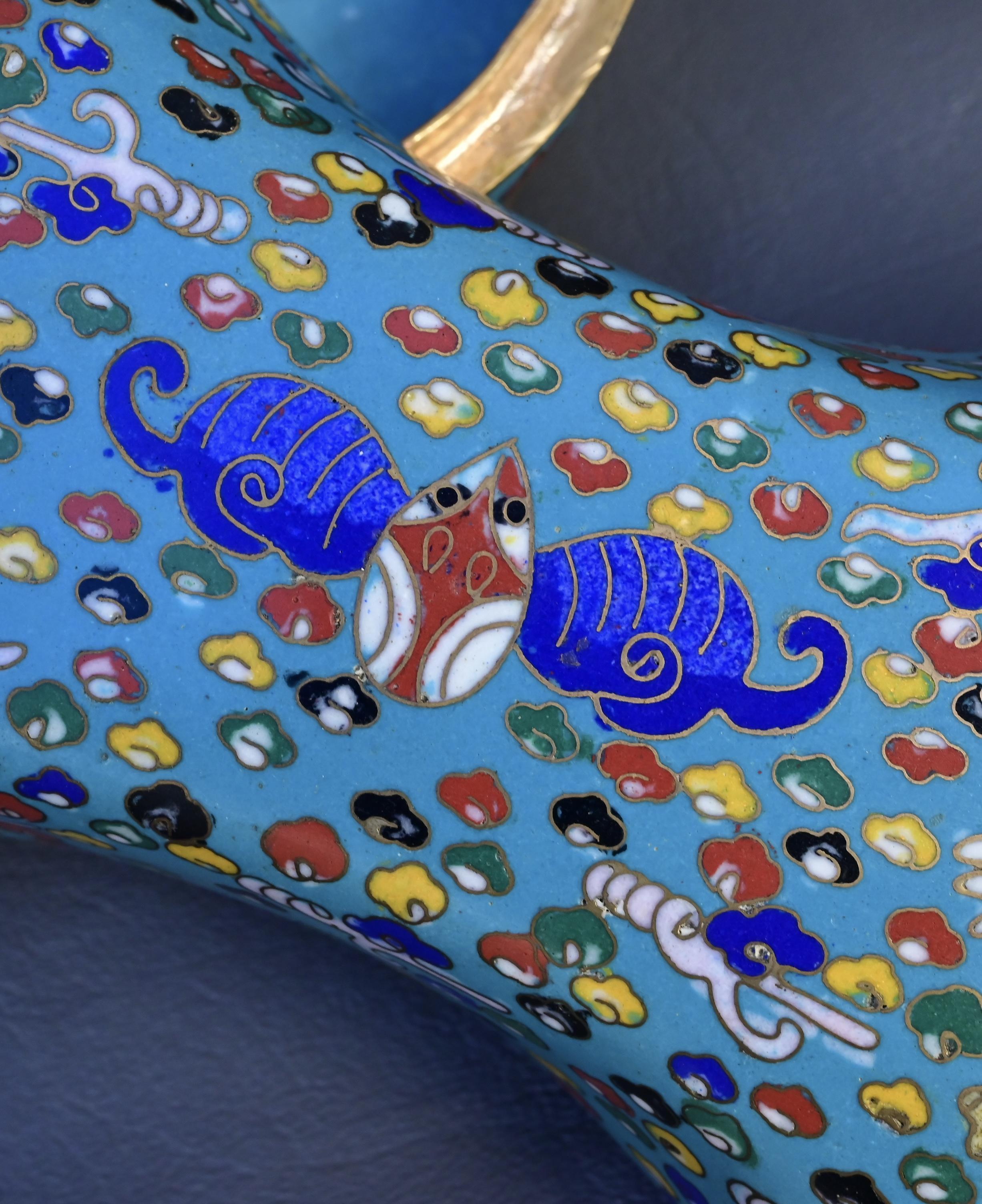 Bronzo Antica scatola cinese in smalto cloisonné con bestie mitiche Fine XIX secolo in vendita