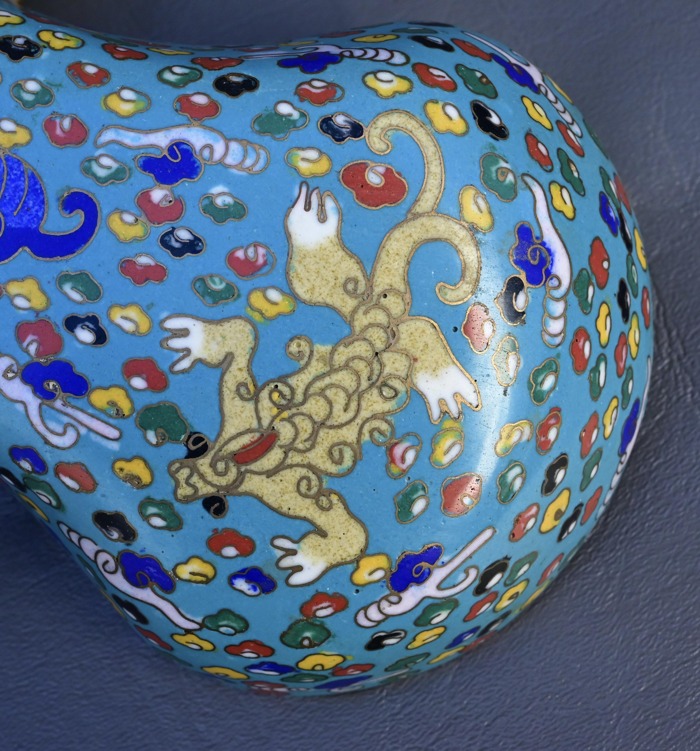 Antica scatola cinese in smalto cloisonné con bestie mitiche Fine XIX secolo in vendita 1