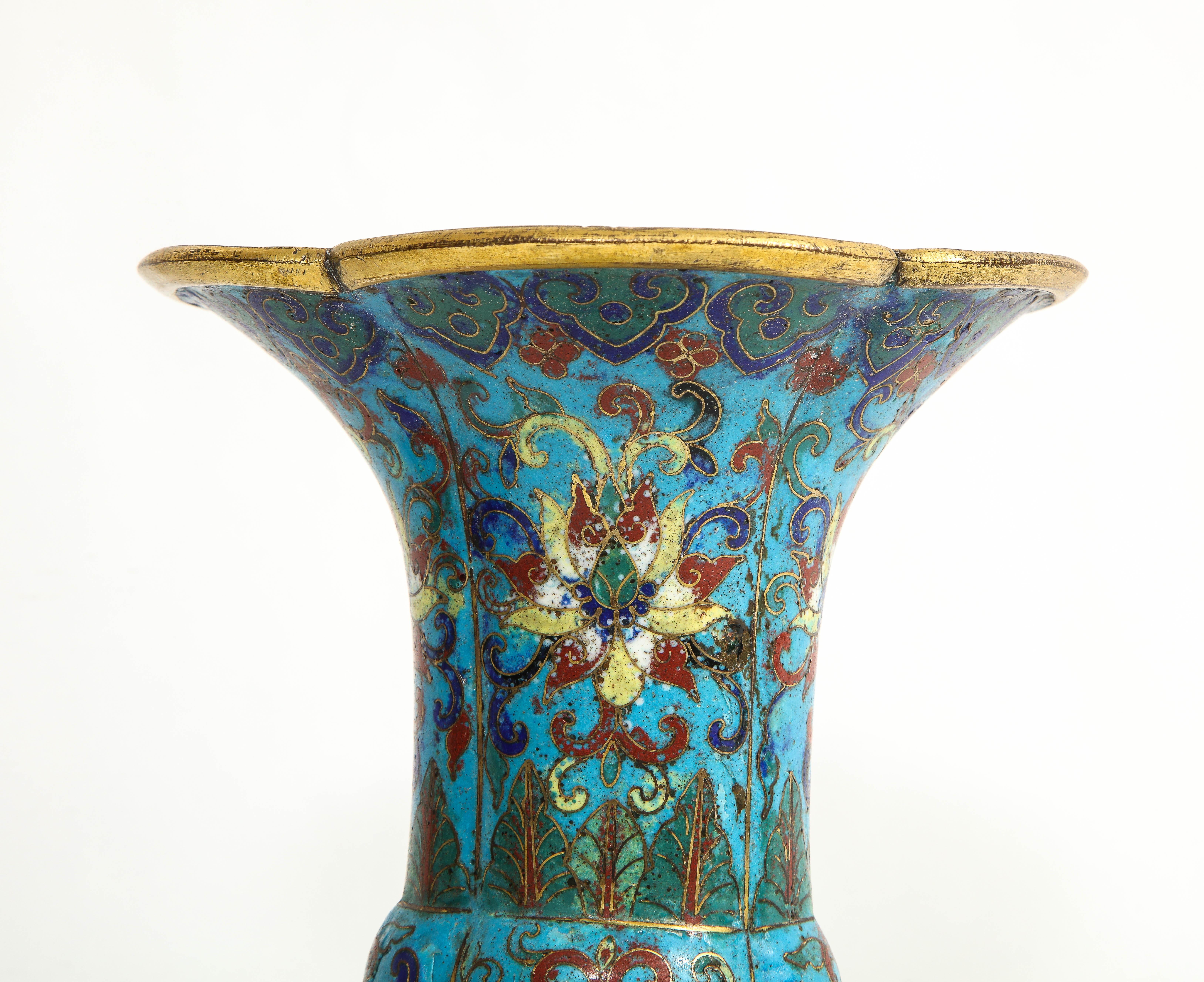 Antiguo jarrón chino con forma de Gu de esmalte cloisonné, Siglo XVII/XVIII, Periodo Kangxi en venta 1