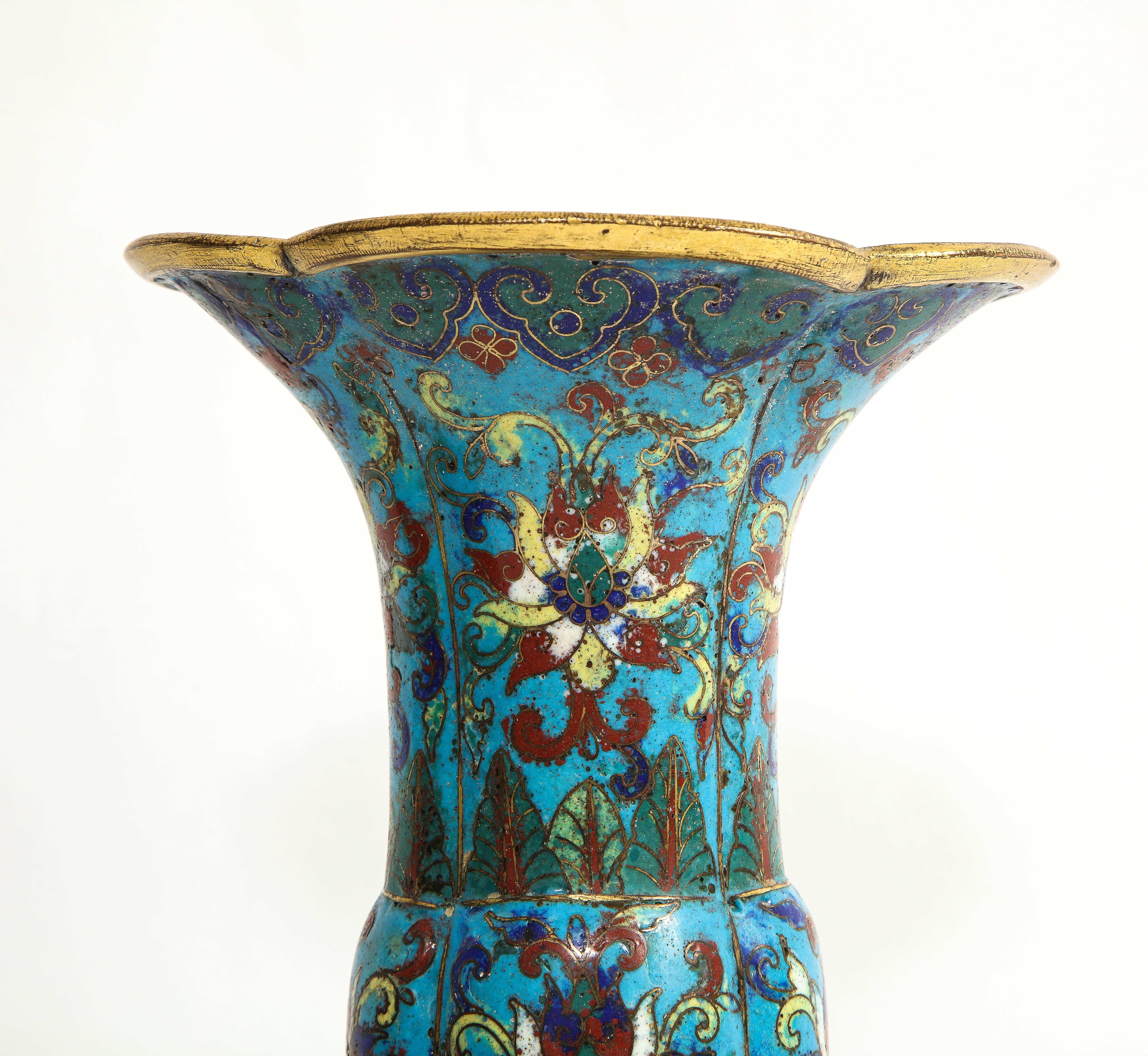 Antike chinesische Cloisonné-Emaille-Vase in Gu-Form, 17.-18. Jahrhundert, Kangxi-Periode im Angebot 4