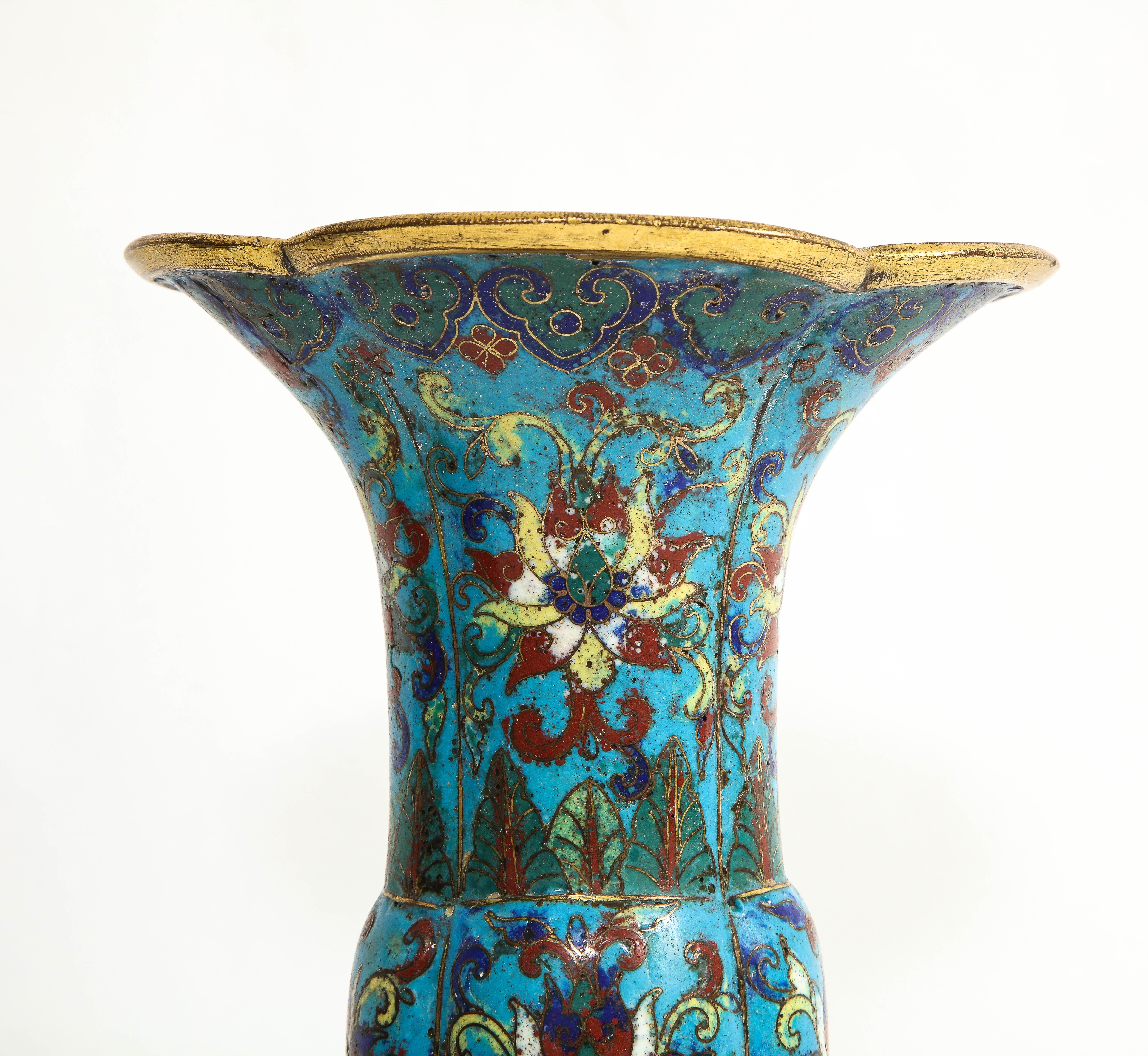 Antiguo jarrón chino con forma de Gu de esmalte cloisonné, Siglo XVII/XVIII, Periodo Kangxi en venta 2
