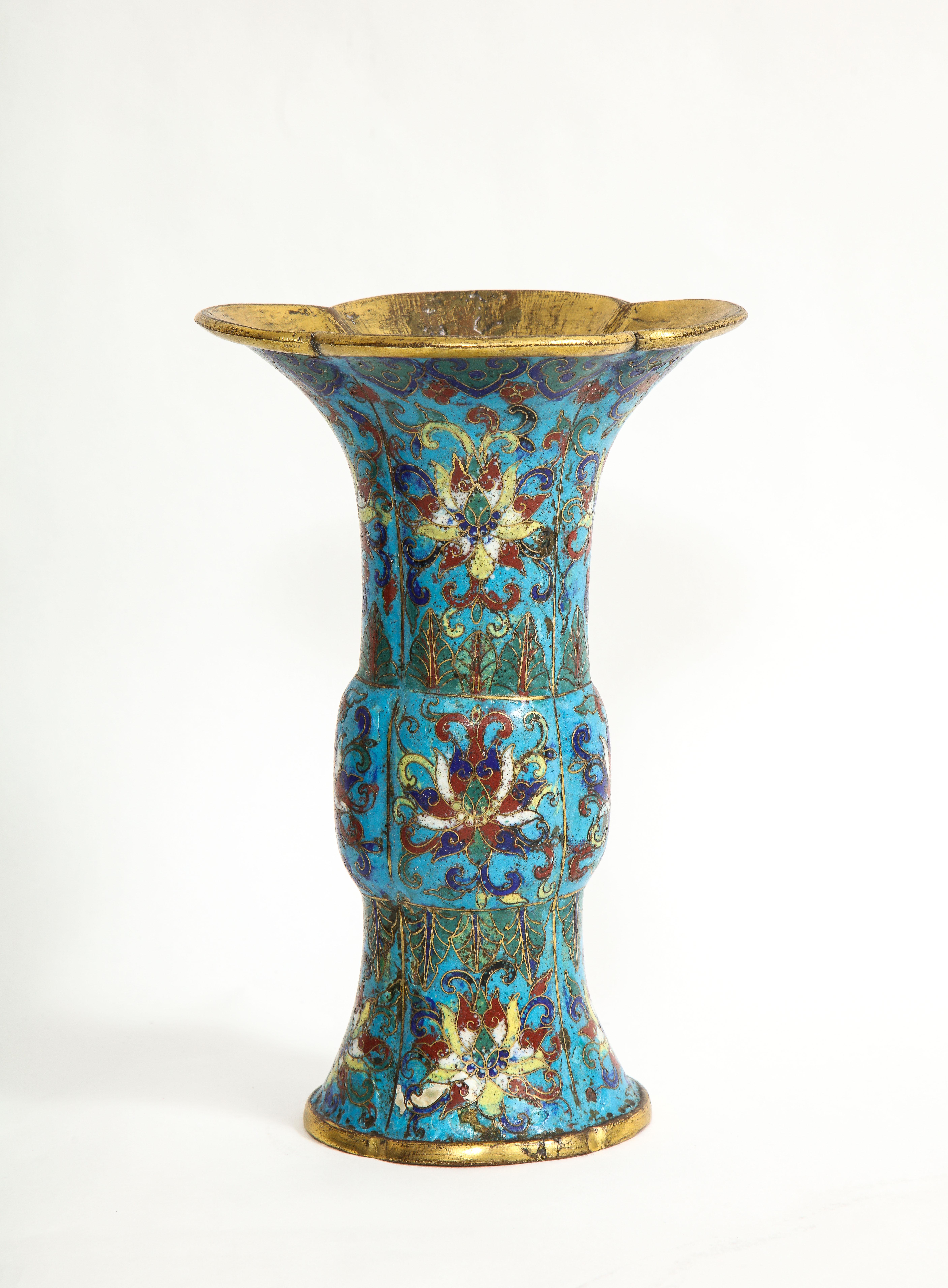 Eine fantastische, seltene und antike chinesische Cloisonné-Emaille-Vase in Gu-Form, 17./18. Jahrhundert, Kangxi-Periode. Diese Cloisonné-Vase ist in dieser Qualität, in diesem Zustand, in diesem Alter und in dieser Größe äußerst selten zu finden.