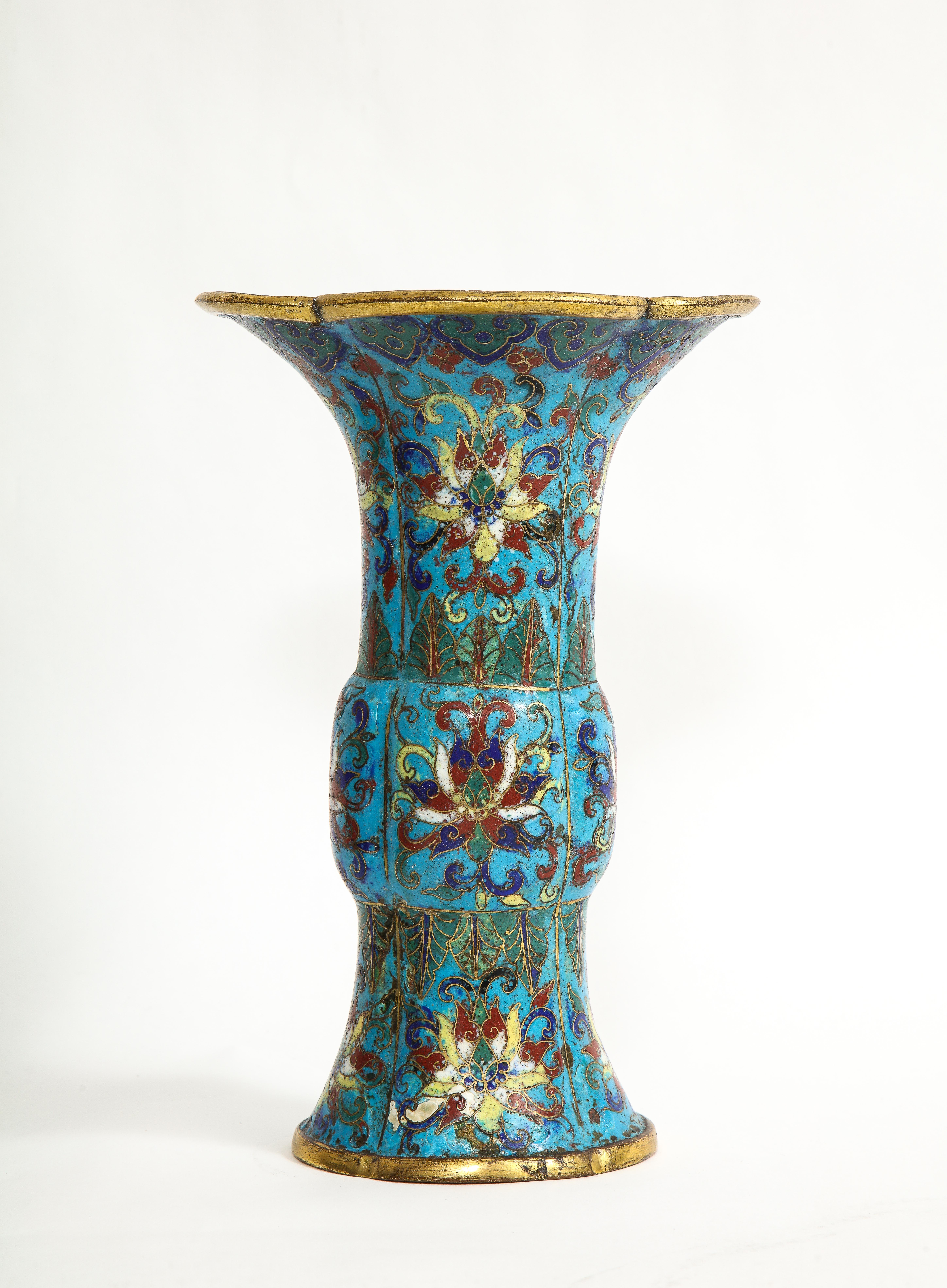 Antike chinesische Cloisonné-Emaille-Vase in Gu-Form, 17.-18. Jahrhundert, Kangxi-Periode (Qing-Dynastie) im Angebot