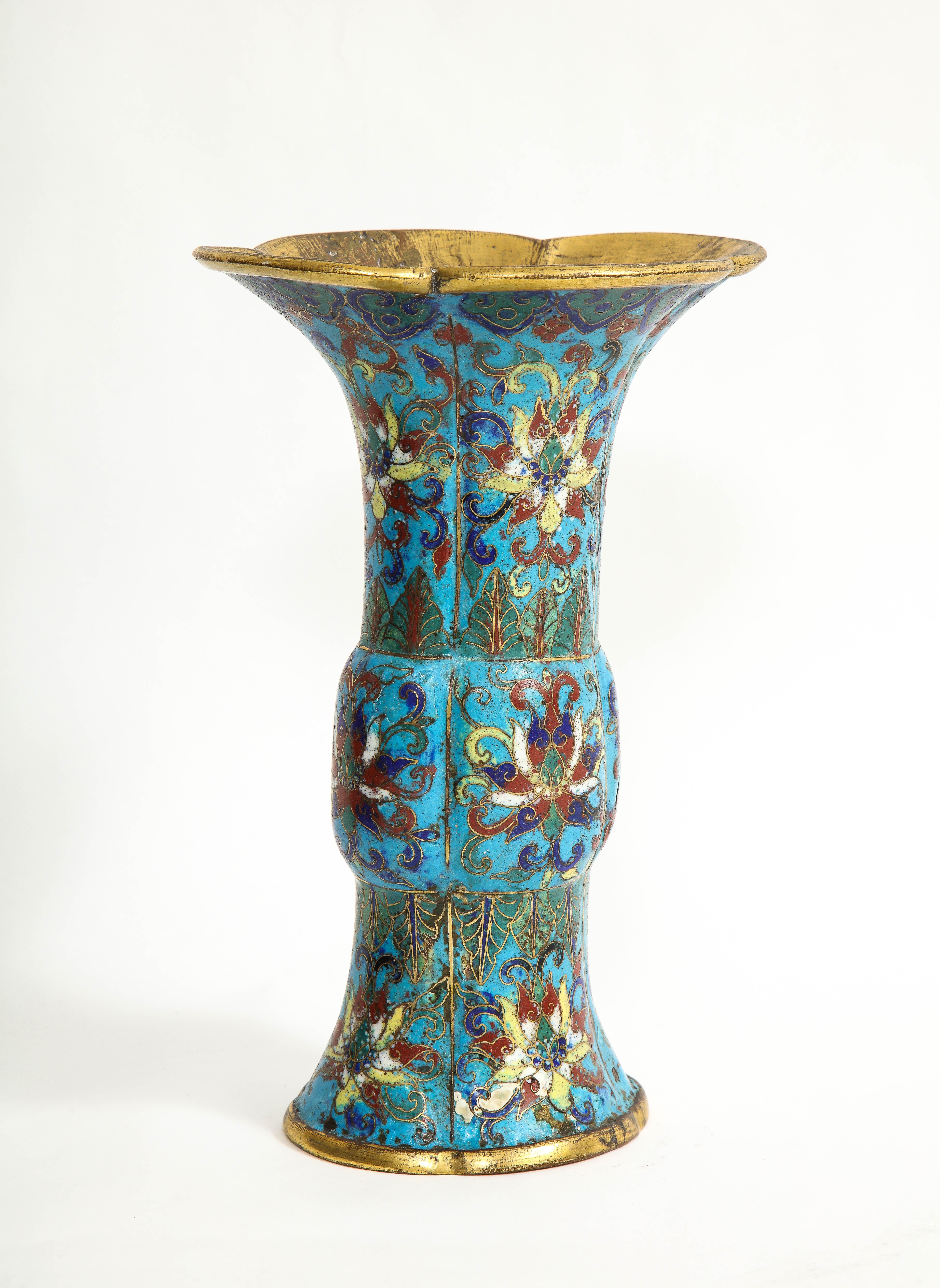 Antike chinesische Cloisonné-Emaille-Vase in Gu-Form, 17.-18. Jahrhundert, Kangxi-Periode (Chinesisch) im Angebot