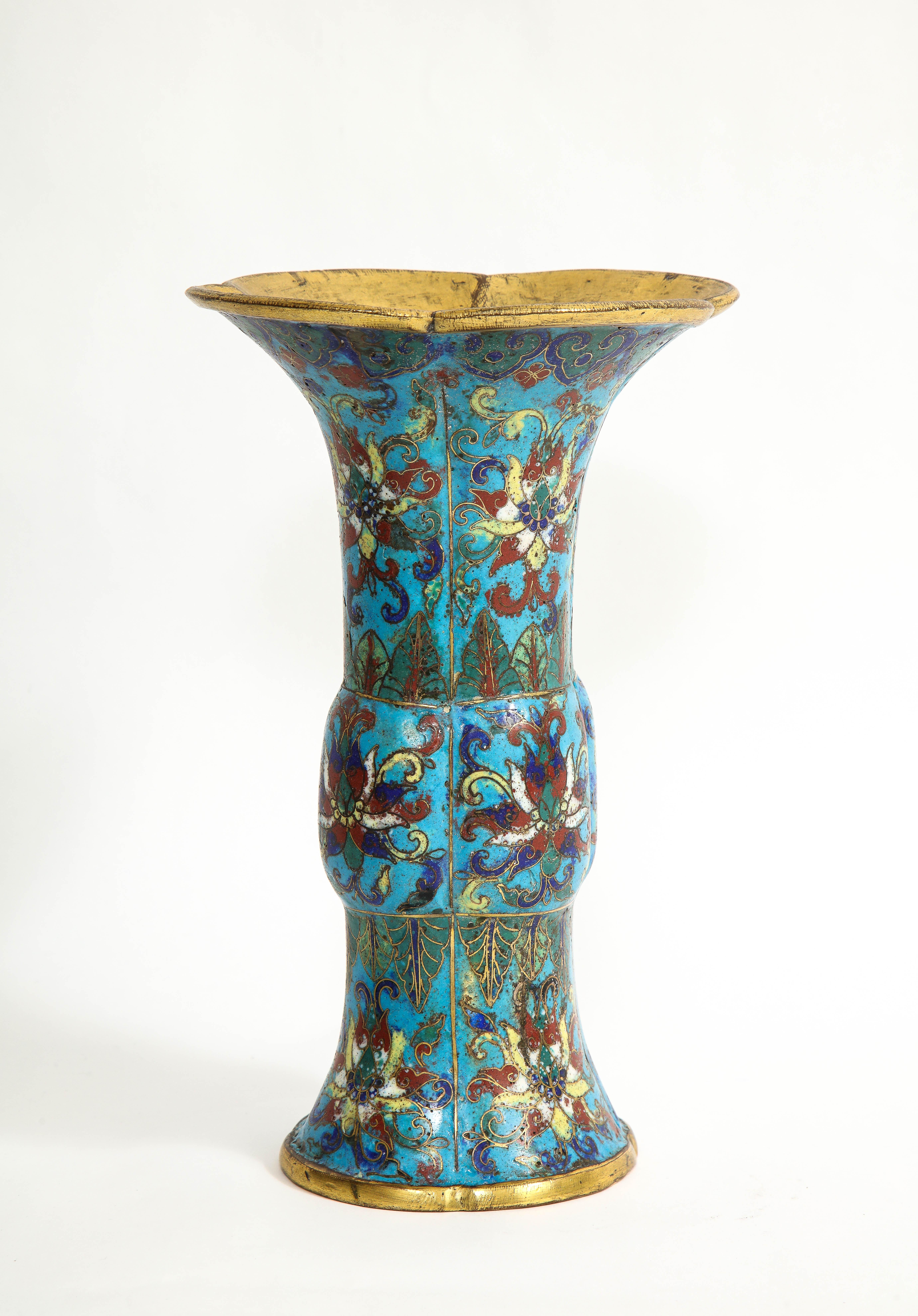 Antike chinesische Cloisonné-Emaille-Vase in Gu-Form, 17.-18. Jahrhundert, Kangxi-Periode (17. Jahrhundert) im Angebot