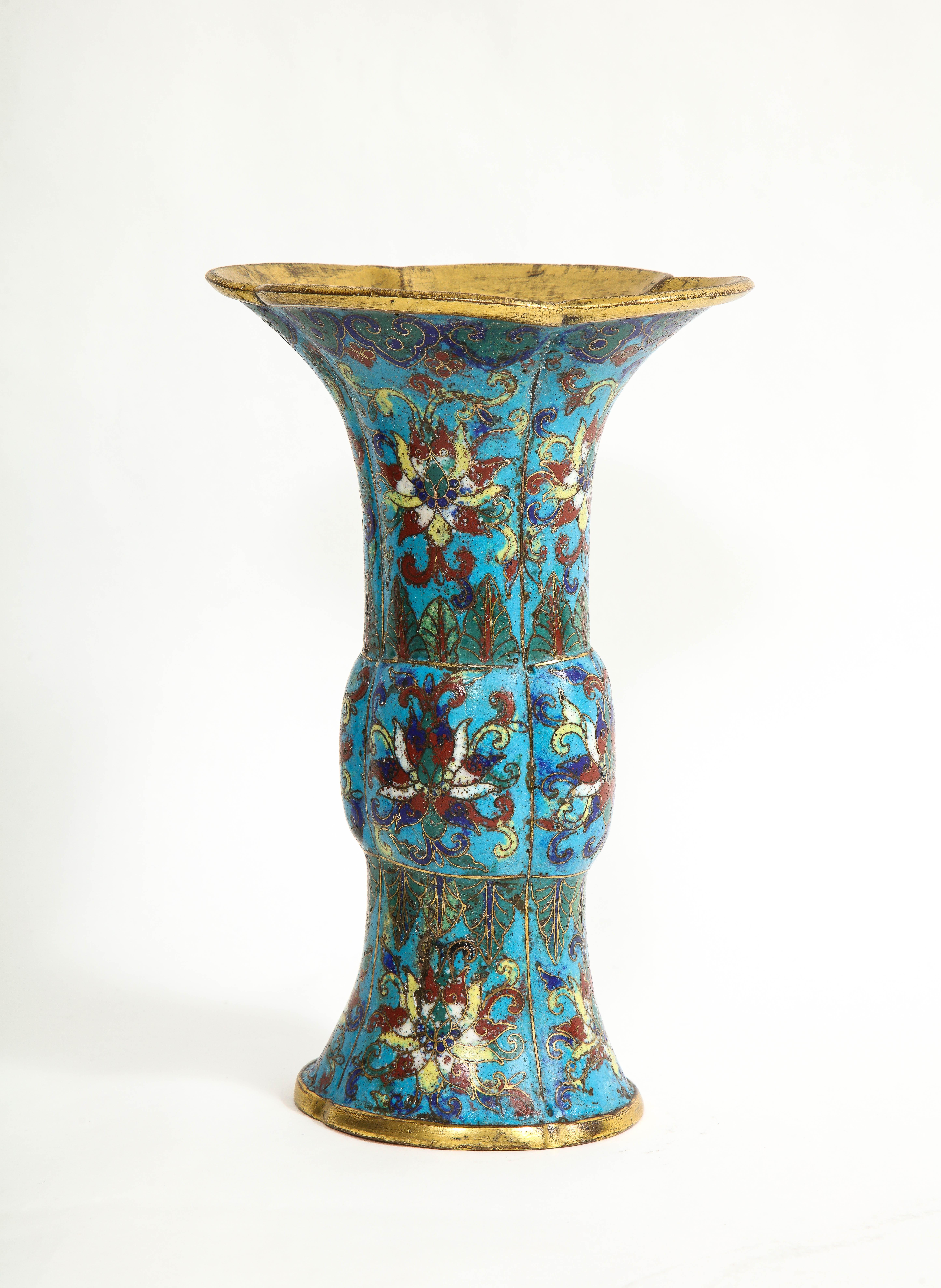 Antike chinesische Cloisonné-Emaille-Vase in Gu-Form, 17.-18. Jahrhundert, Kangxi-Periode (Bronze) im Angebot