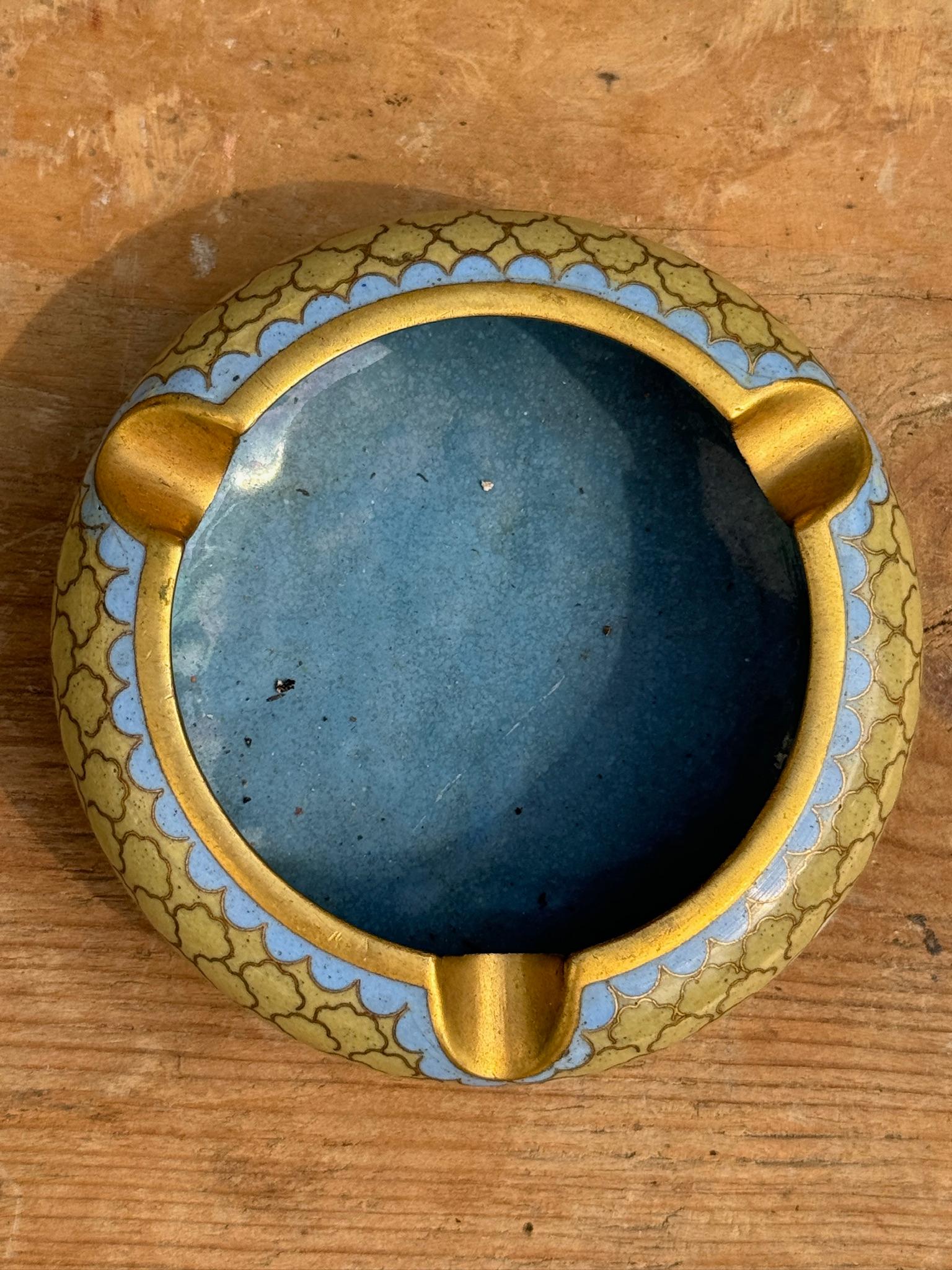 Cenicero antiguo chino de esmalte cloisonné sobre latón Qing en venta