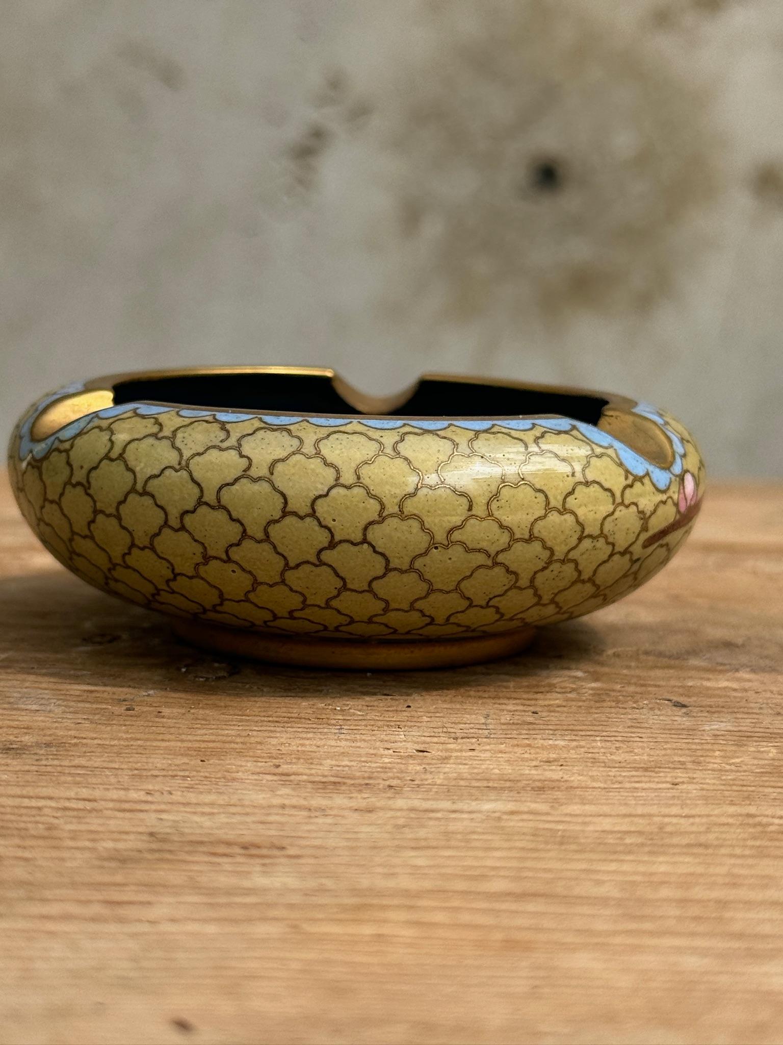 Cenicero antiguo chino de esmalte cloisonné sobre latón Metalistería en venta