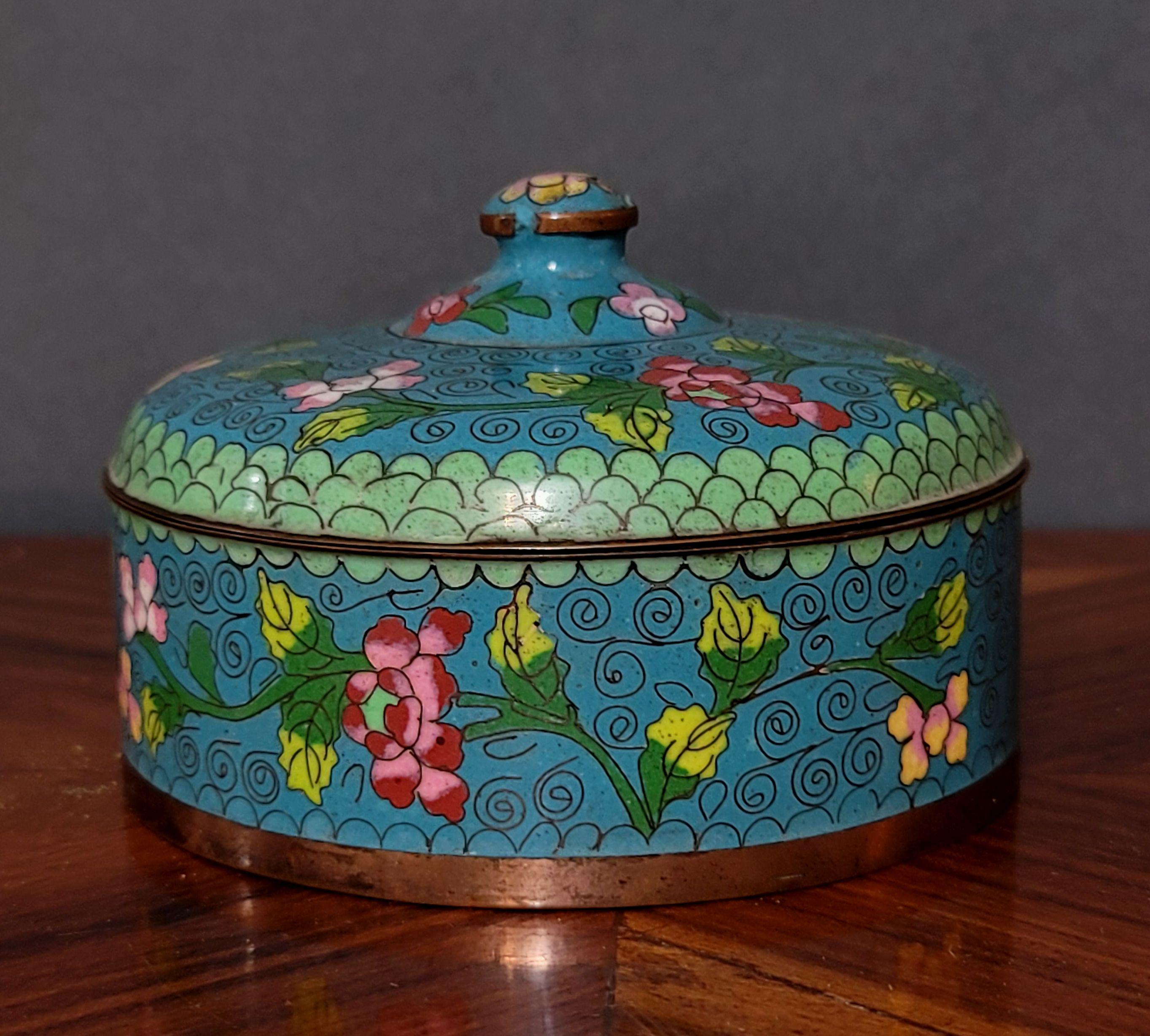 Antique Chinese cloisonné enamel round box with lid depicting pink and red flowers, green and yellow leaves, 19th century
Ashtray : 3.5