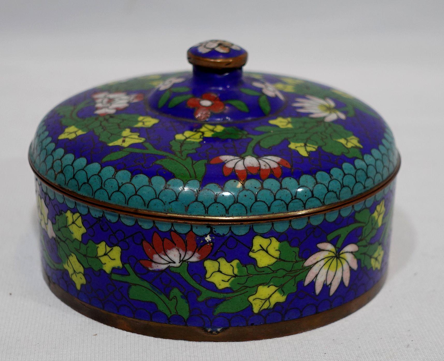 Antique Chinese cloisonné enamel round box with lid depicting floral patterns all around, blue, yellow, pink, yellow, and red flowers and leaves, cyan, green and yellow leaves, 19th century
3.5