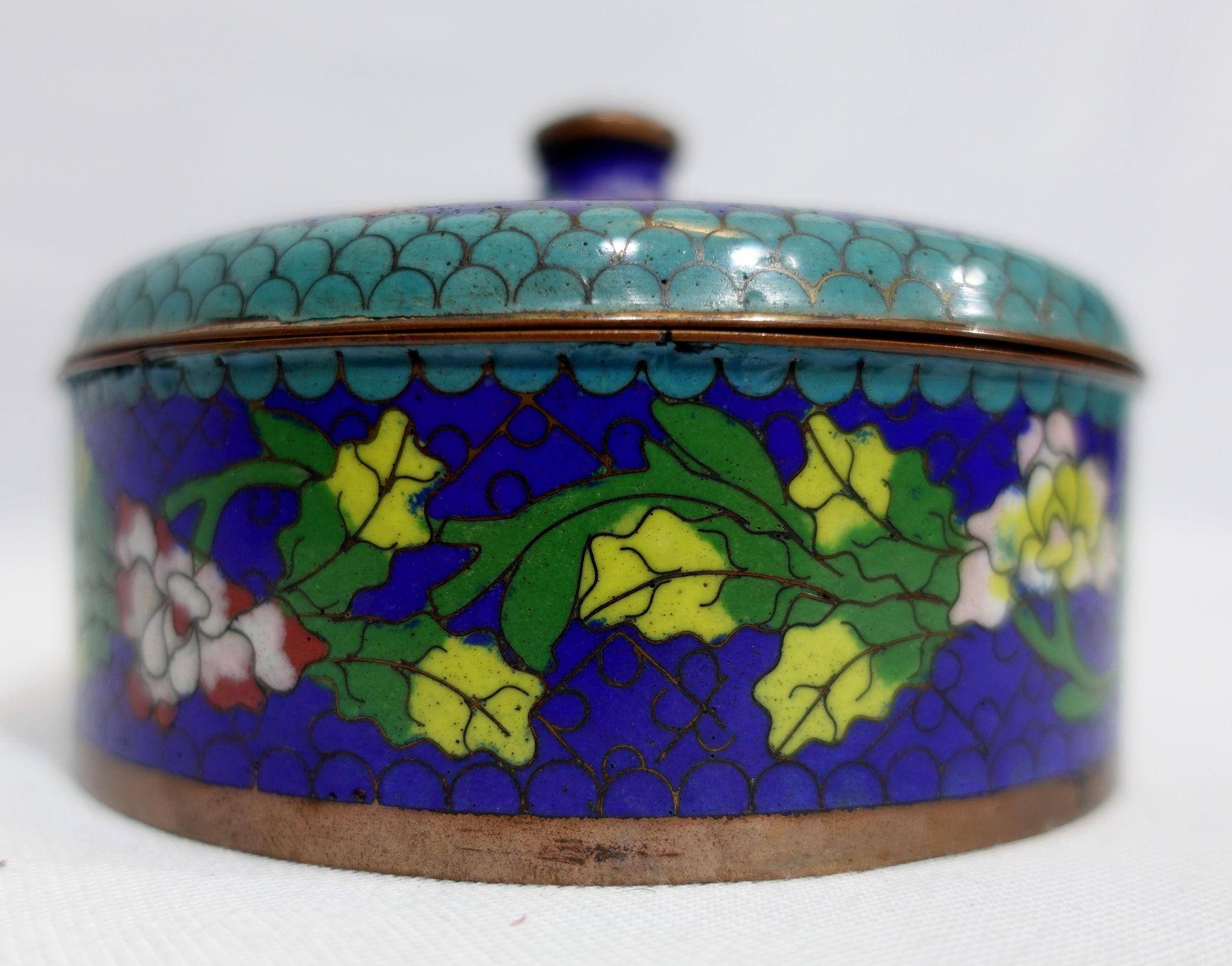 Antique Chinese Cloisonné Enamel Round Lidded Box 19th Century CO#01 In Good Condition For Sale In Norton, MA